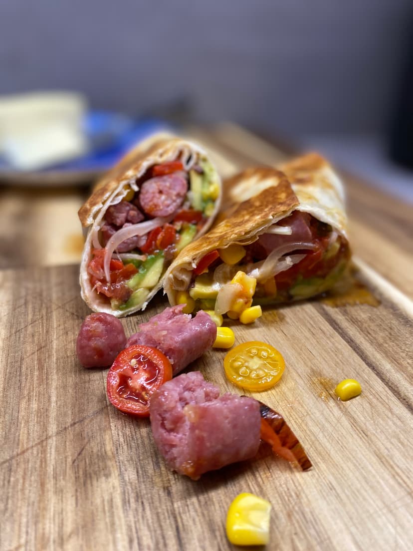 Herzhafte Salsiccia &amp; Gegrillte Paprika Burritos mit Zesty Sriracha Mayo Rocely Rezept