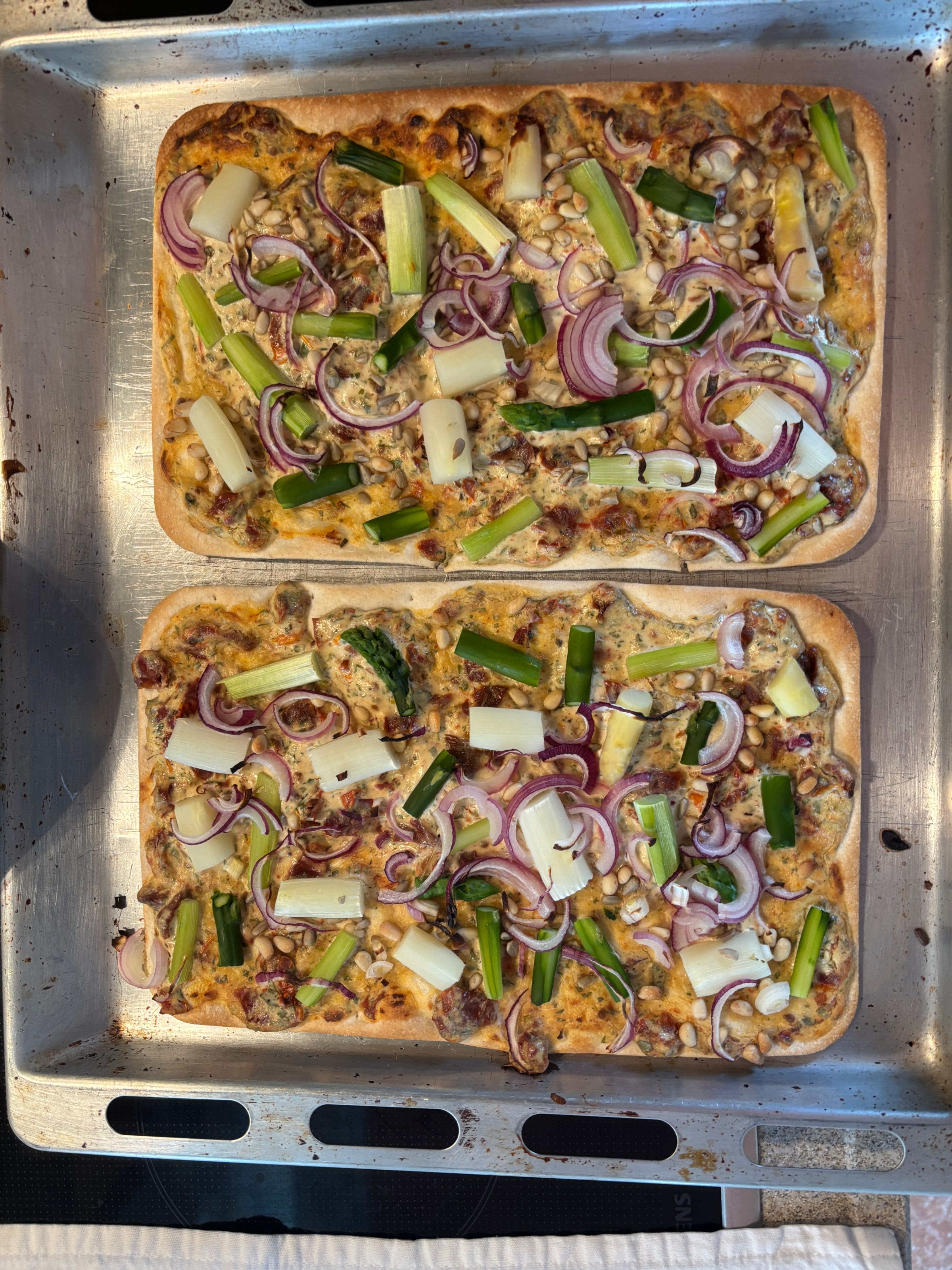 Flammkuchen mit Spargel Rezeptbild