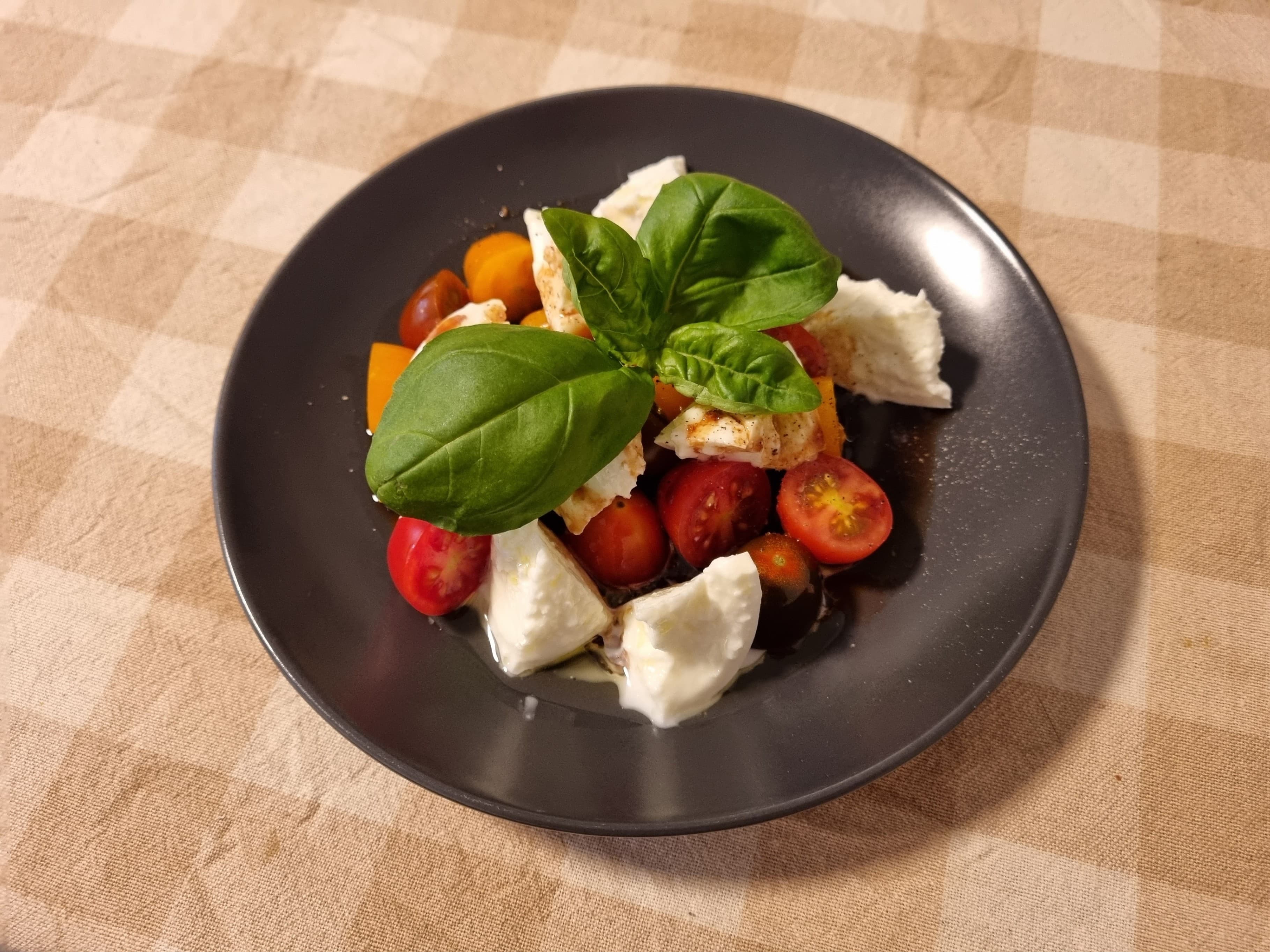 Mozzarella bawola z świeżymi pomidorkami koktajlowymi Recipe Image