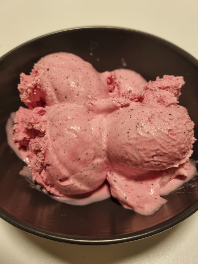 Drachenfrucht-Erdbeer-Sahneeis Rocely Rezept