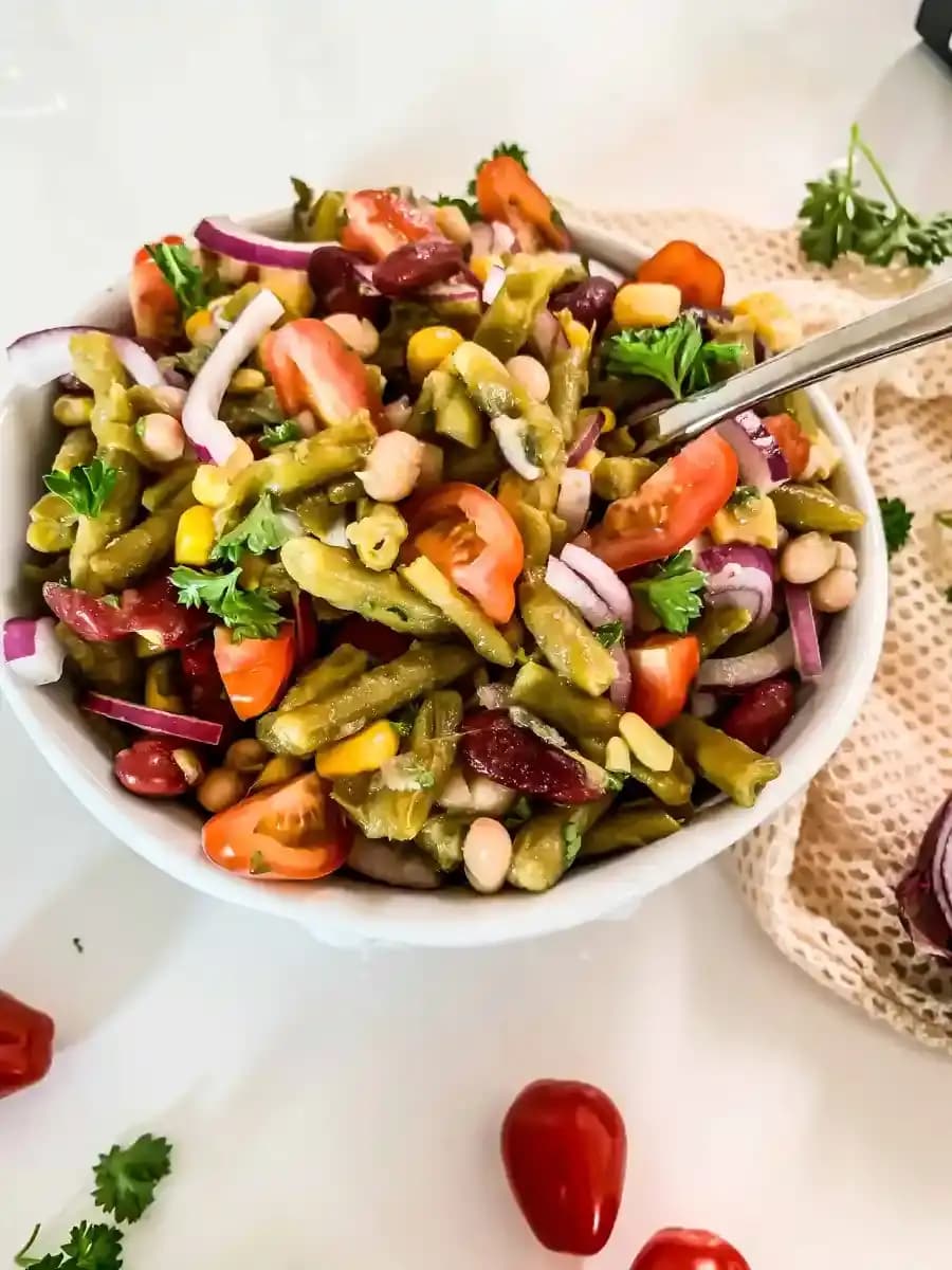 Hero Image for Colorida ensalada de frijoles con frijoles versátiles y verduras frescas