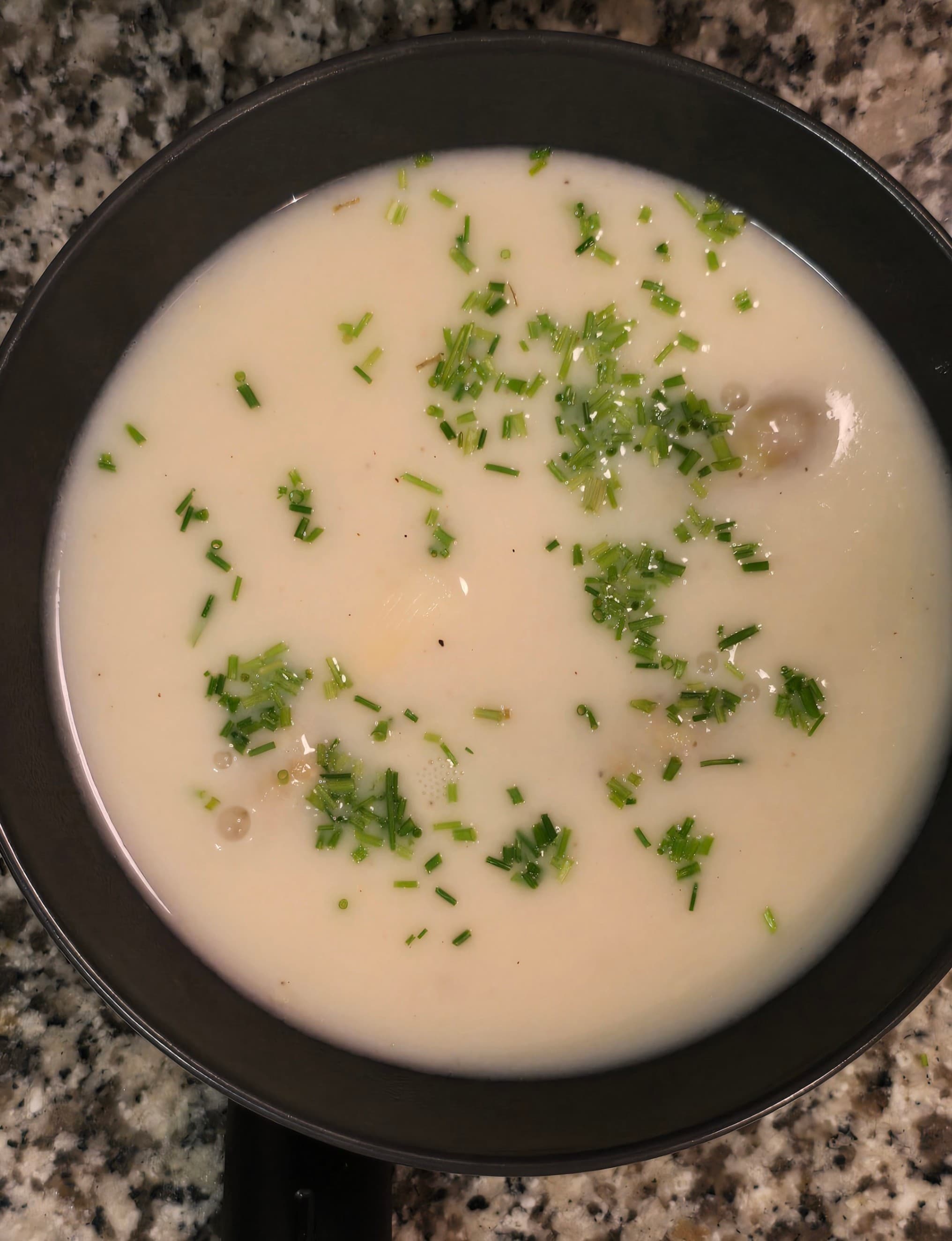 Vegane Spargelcremsuppe mit Spargelspitzen-Einlage Rezeptbild