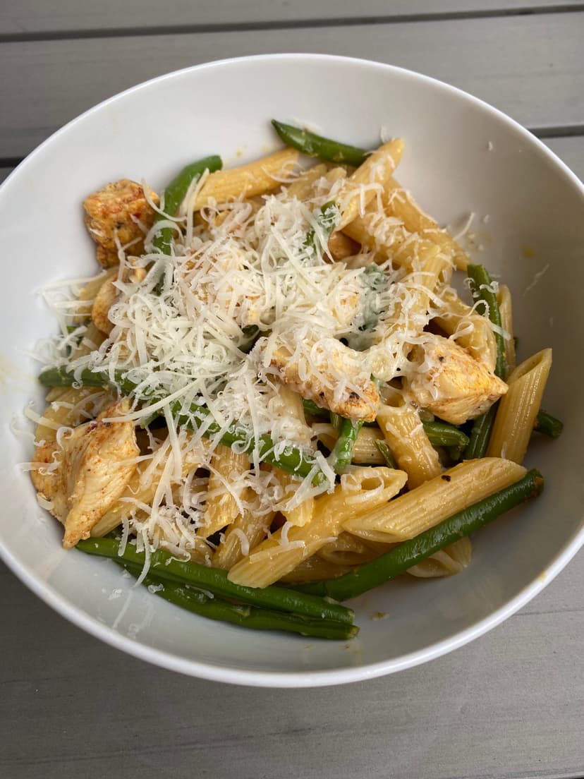 Cremige Knoblauch-Hähnchen-Penne mit frischen grünen Bohnen Rocely Rezept