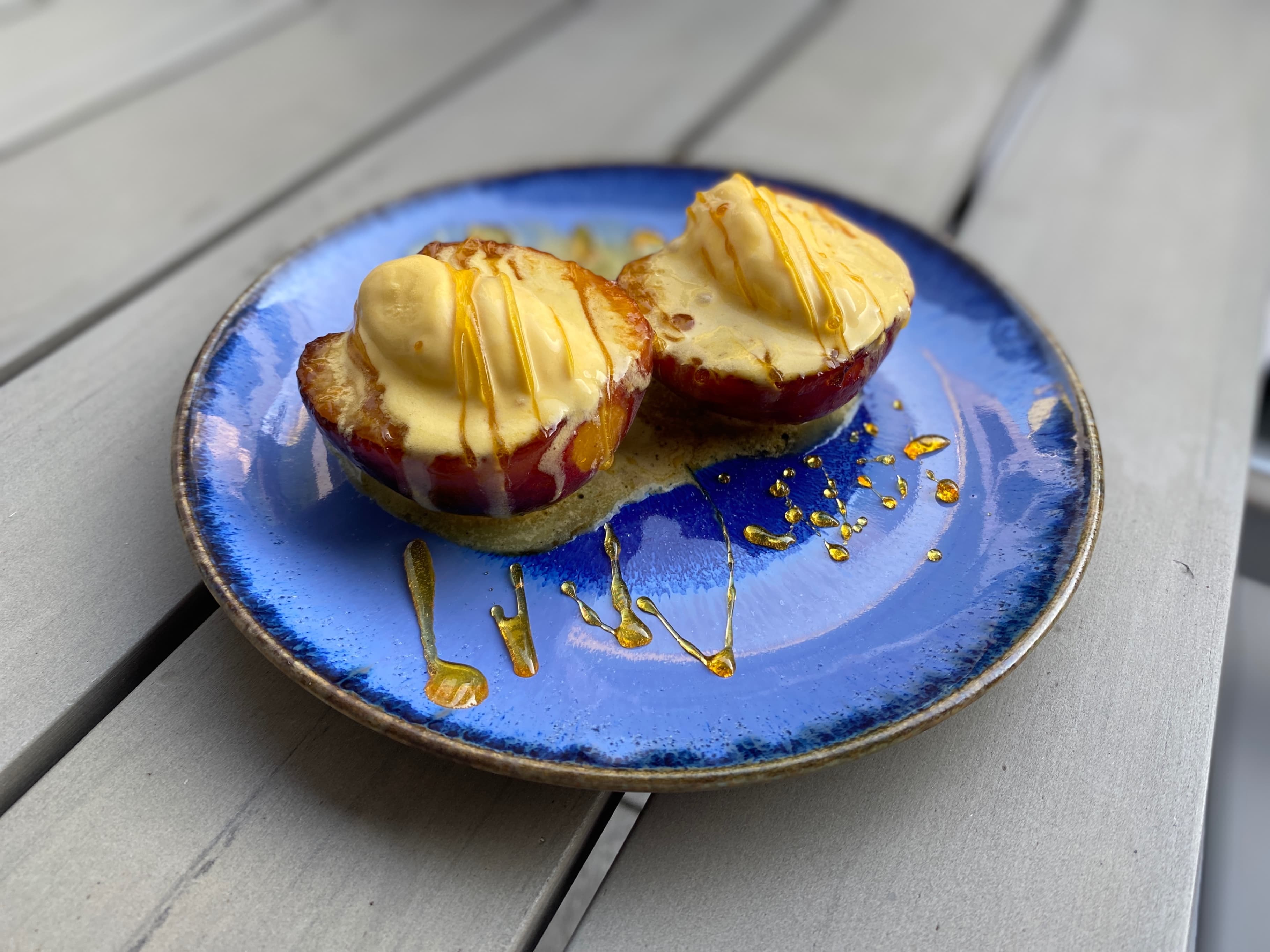 Gegrilde perziken met vanille-ijs en knapperige karamelsaus Recipe Image
