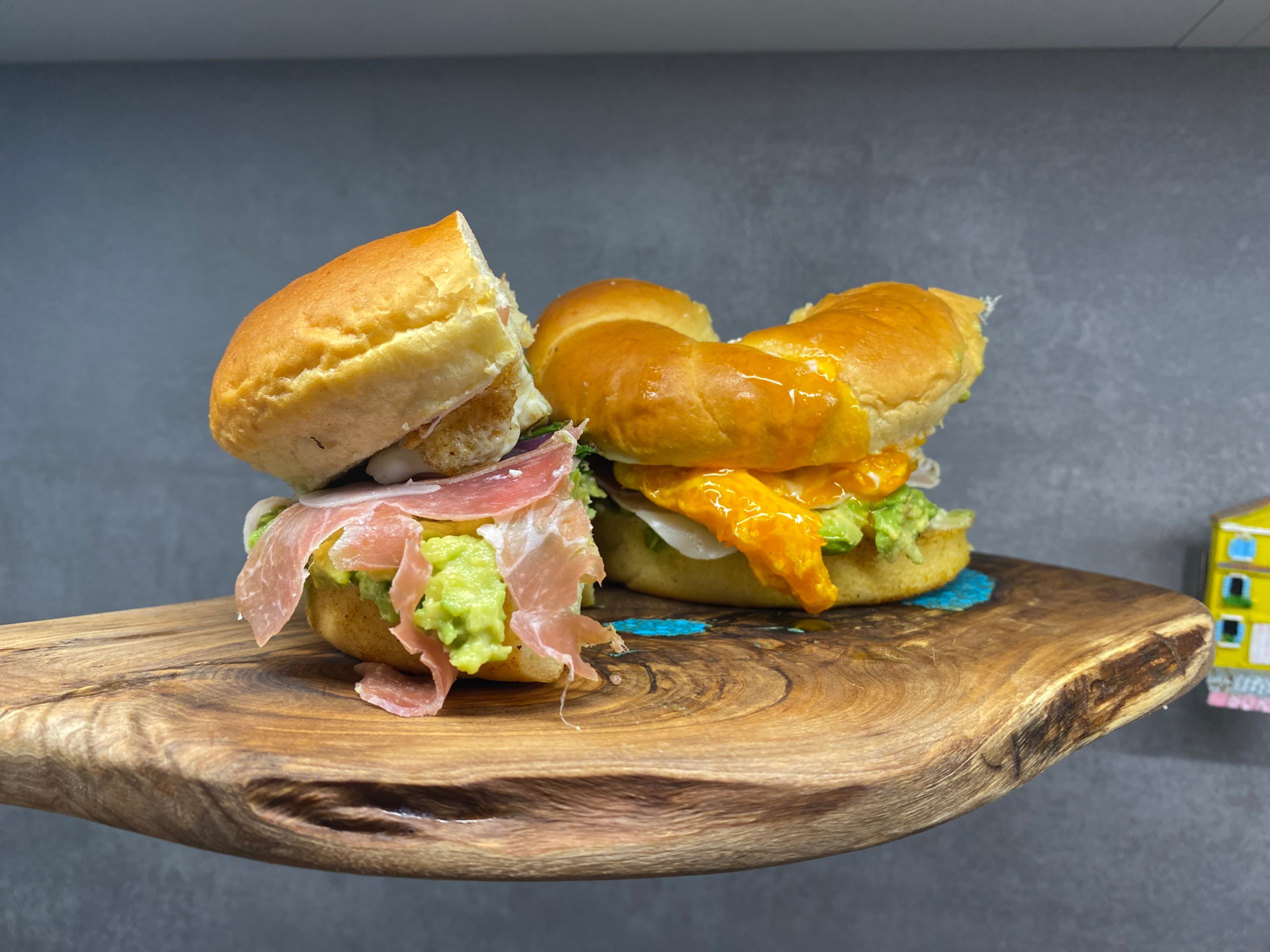 Bagel de Prosciutto con Mousse de Aguacate Recipe Image