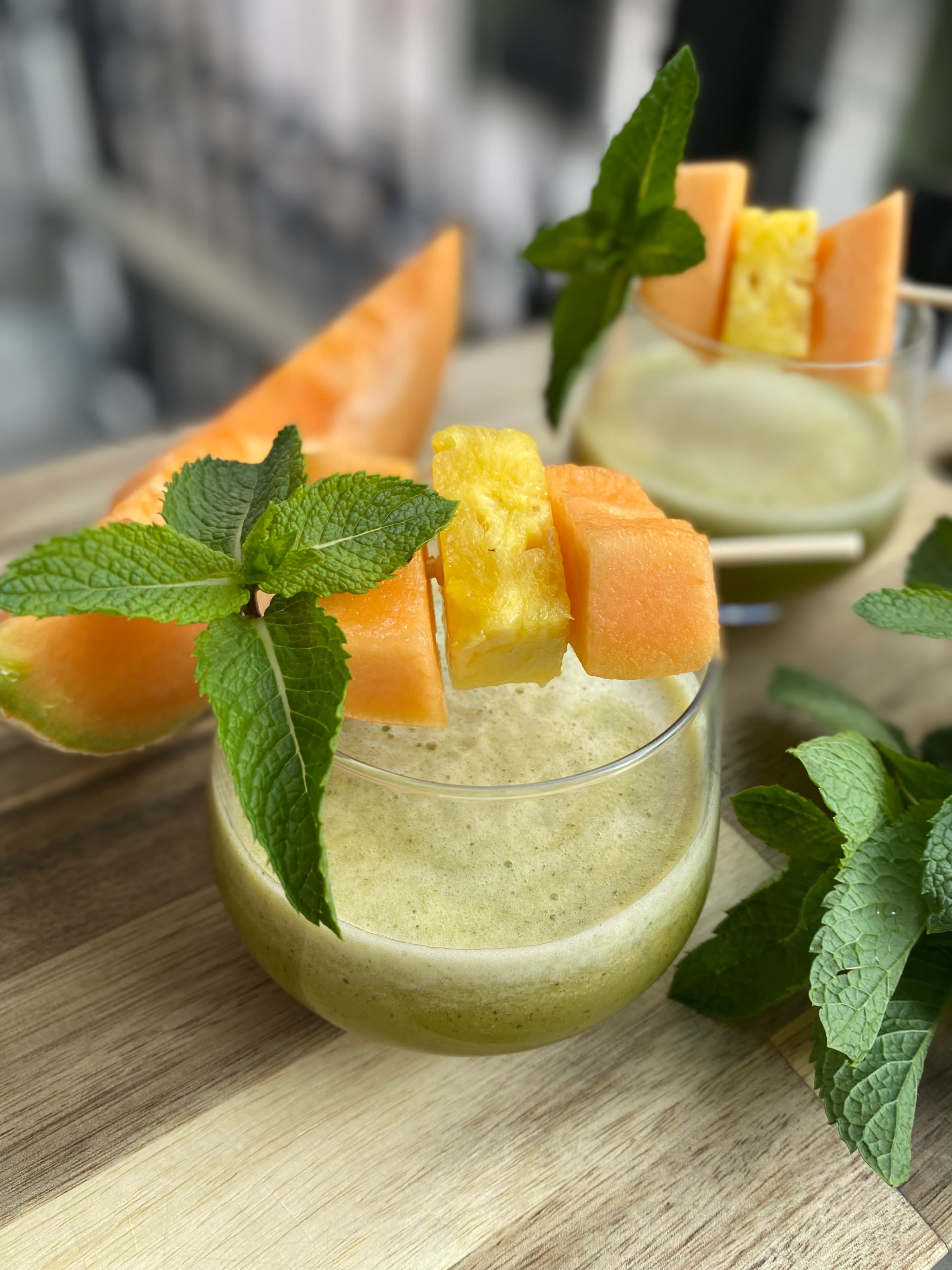 Boisson rafraîchissante d'été melon, ananas et noix de coco Recipe Image