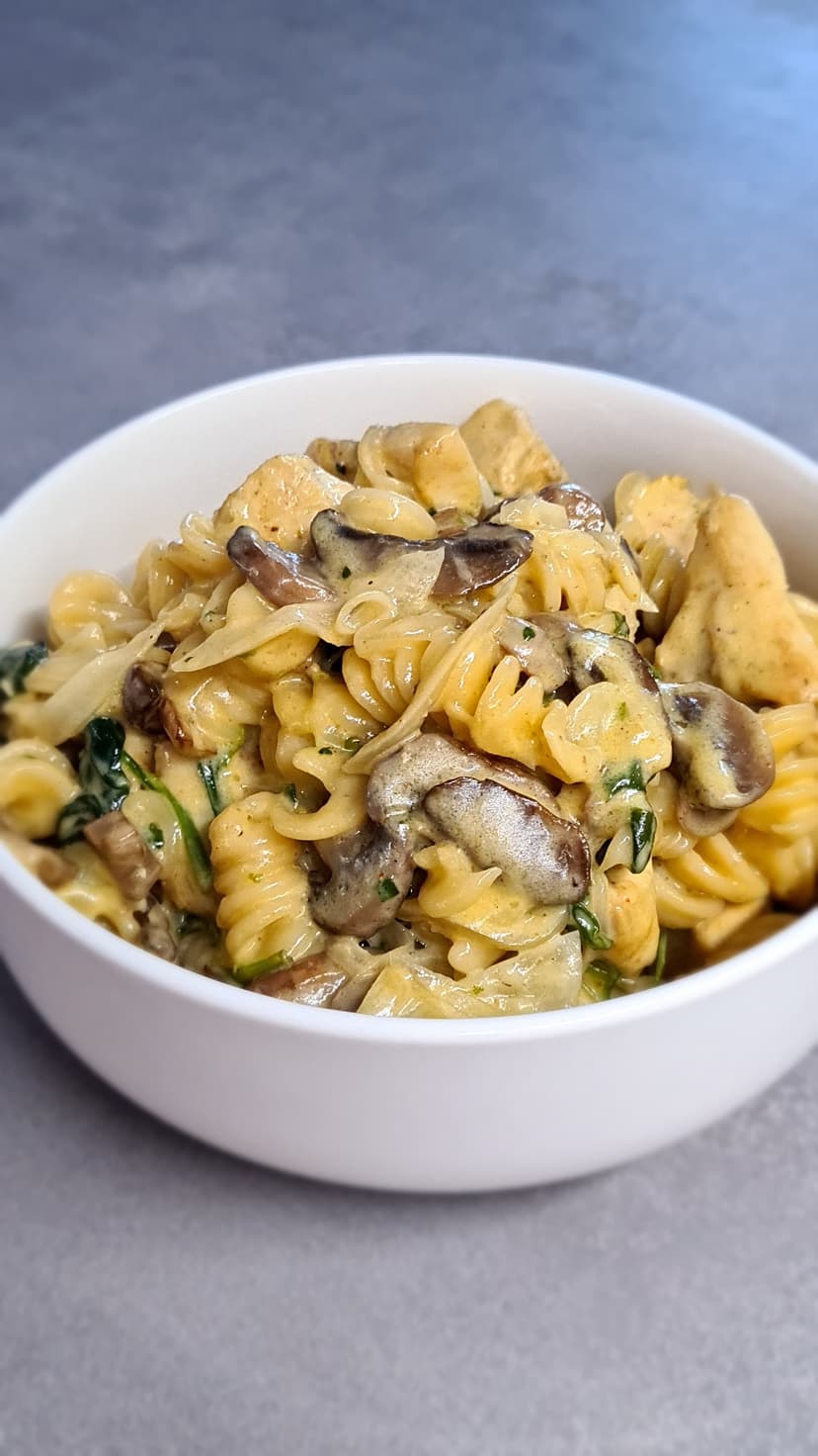 Przepis Rocely użytkownika Kurczak Fusilli ze Śmietaną, Pieczarkami i Szpinakiem