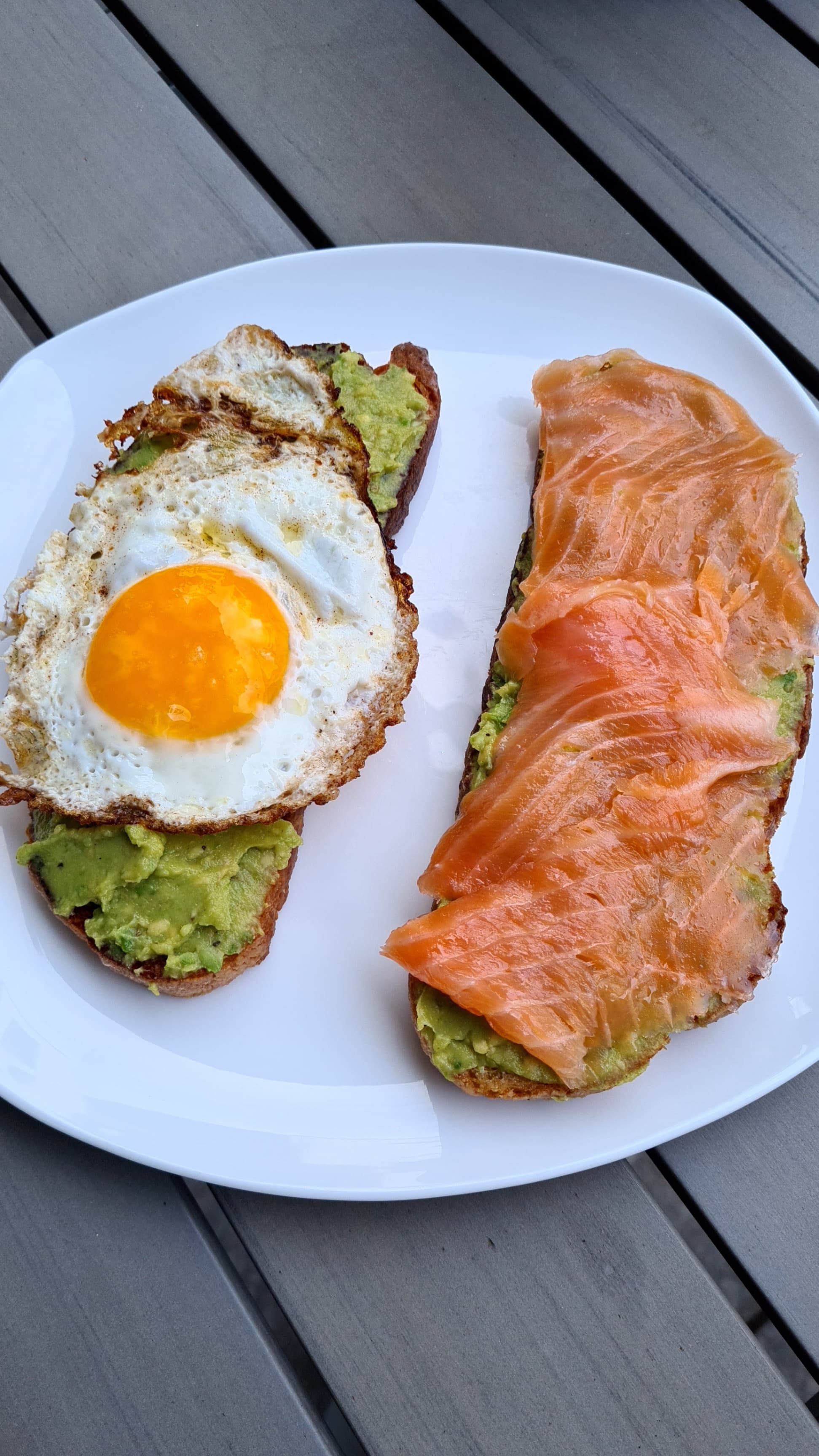 Tostada de Aguacate con Salmón Ahumado y Huevo a la Plancha Recipe Image