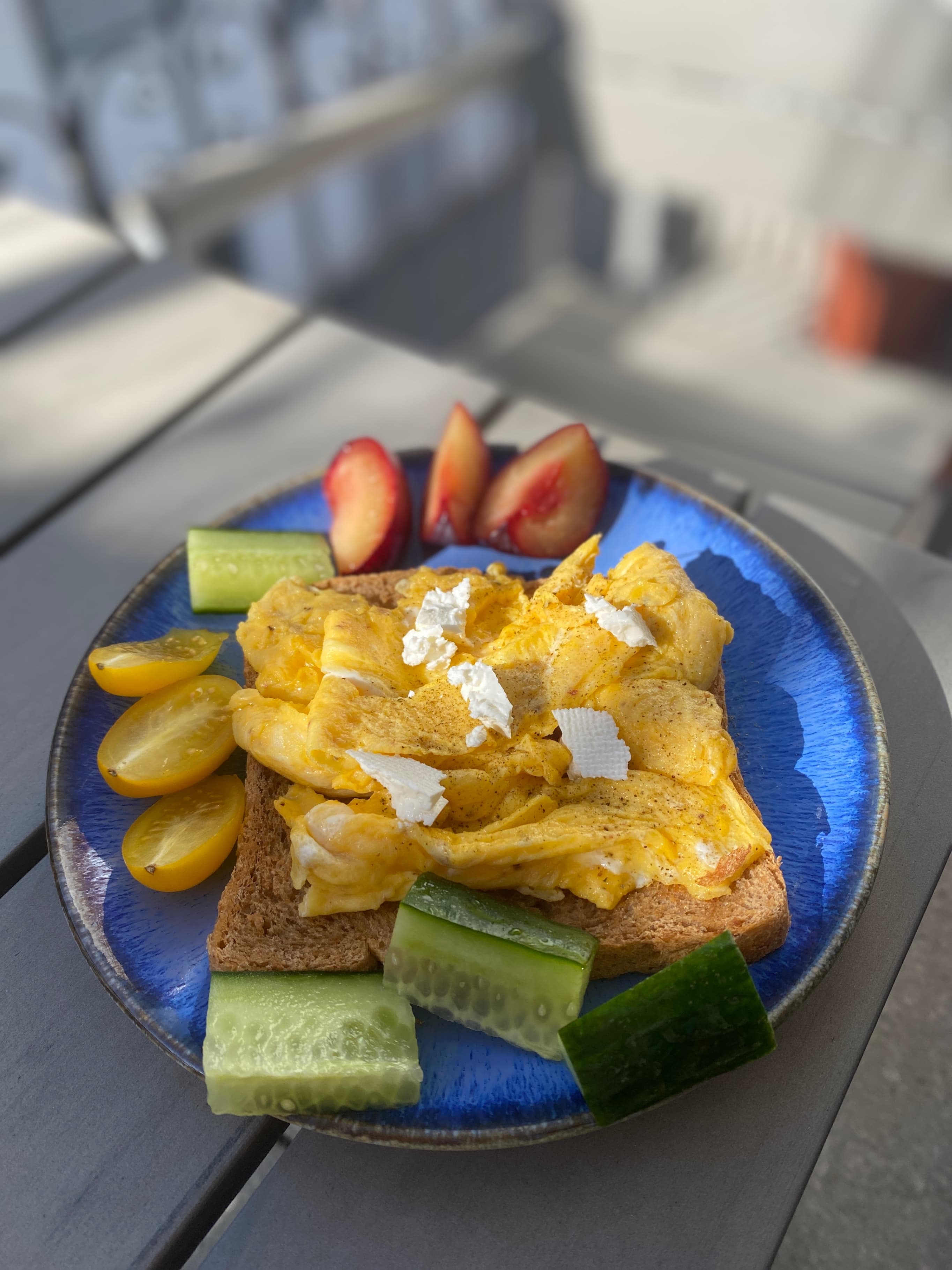 Œufs brouillés crémeux et moelleux sur toast Recipe Image