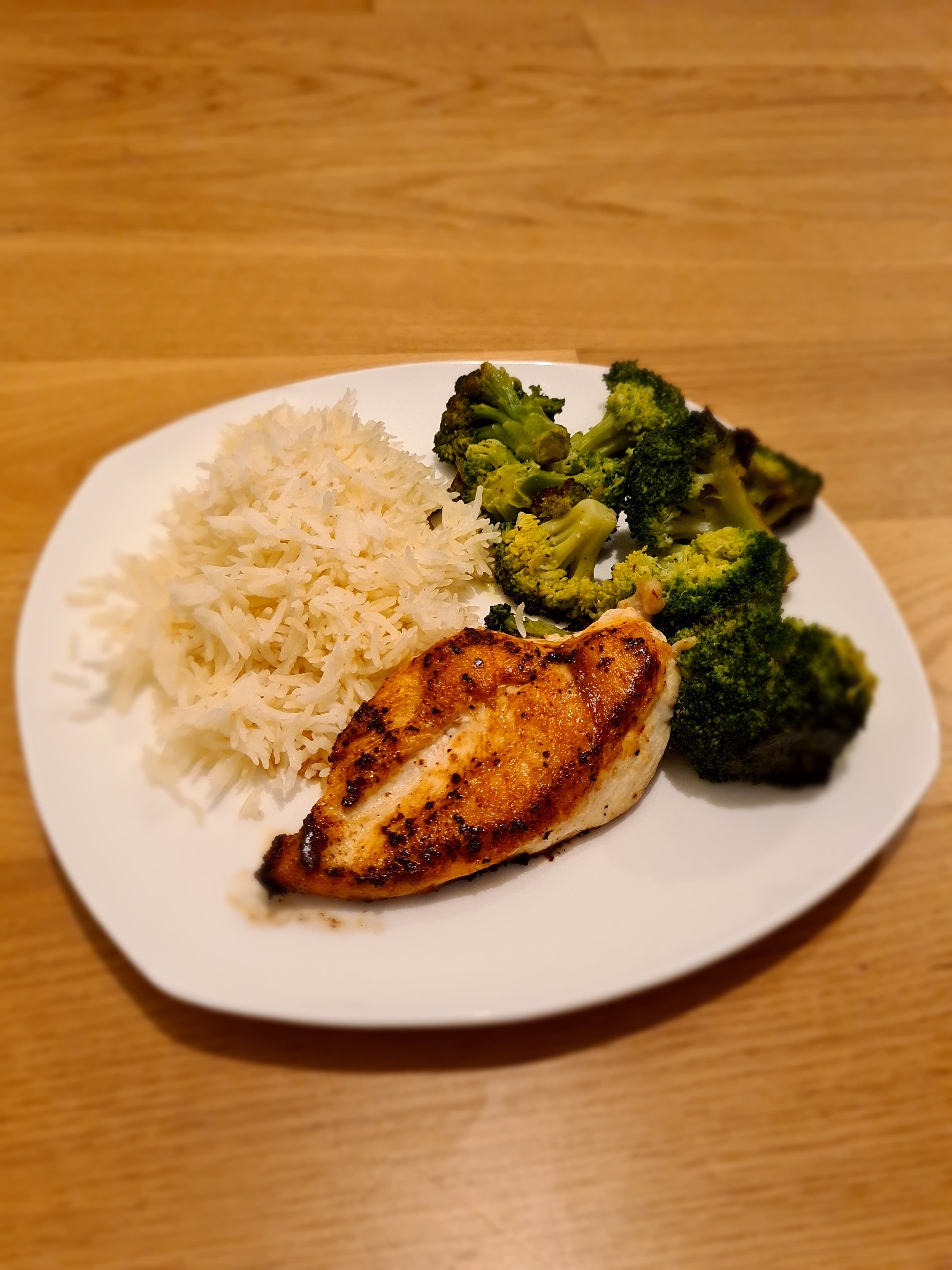 Pechuga de pollo sellada con brócoli salteado y arroz Recipe Image