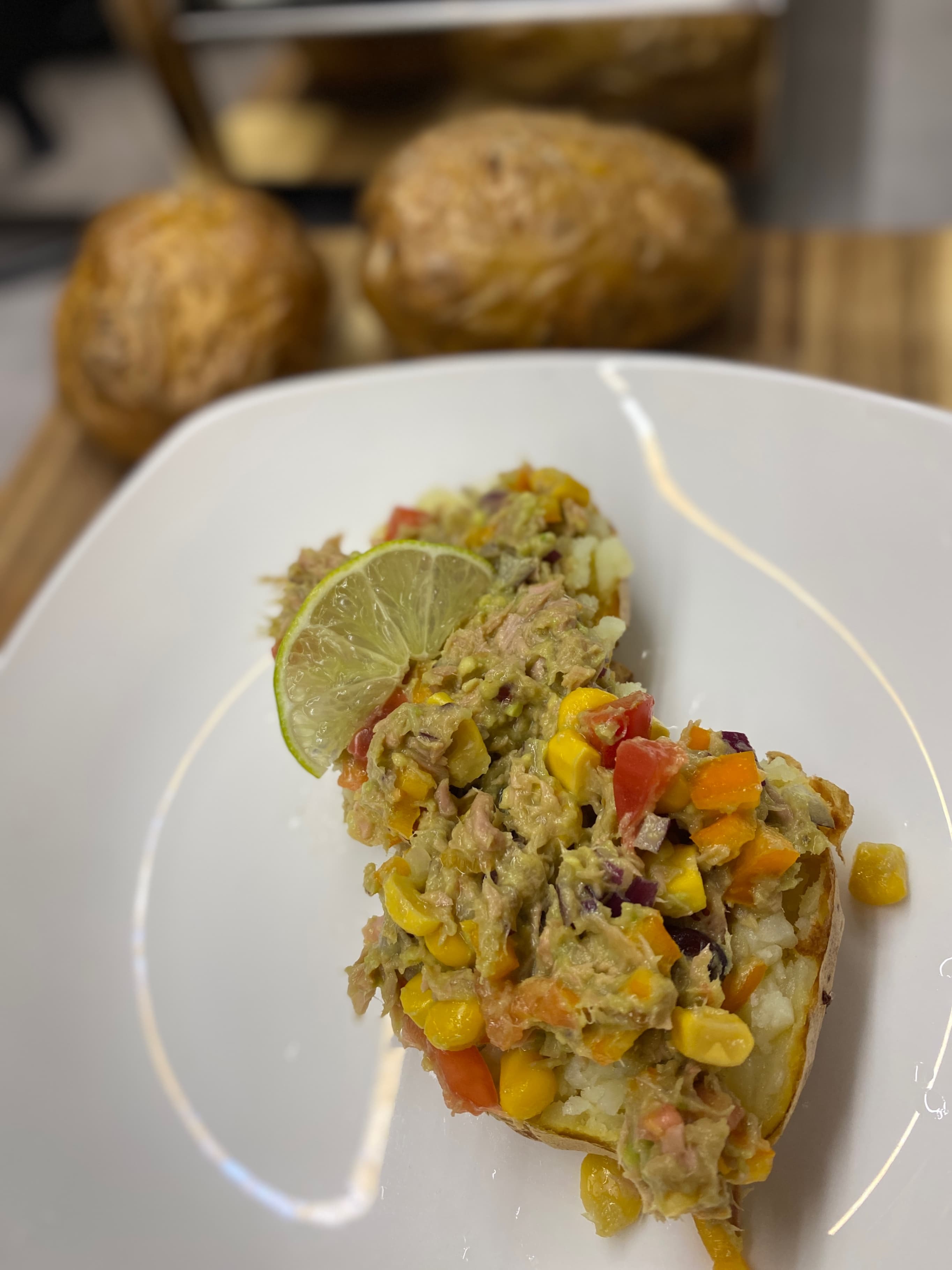Pommes de terre au four avec garniture thon-avocat Recipe Image