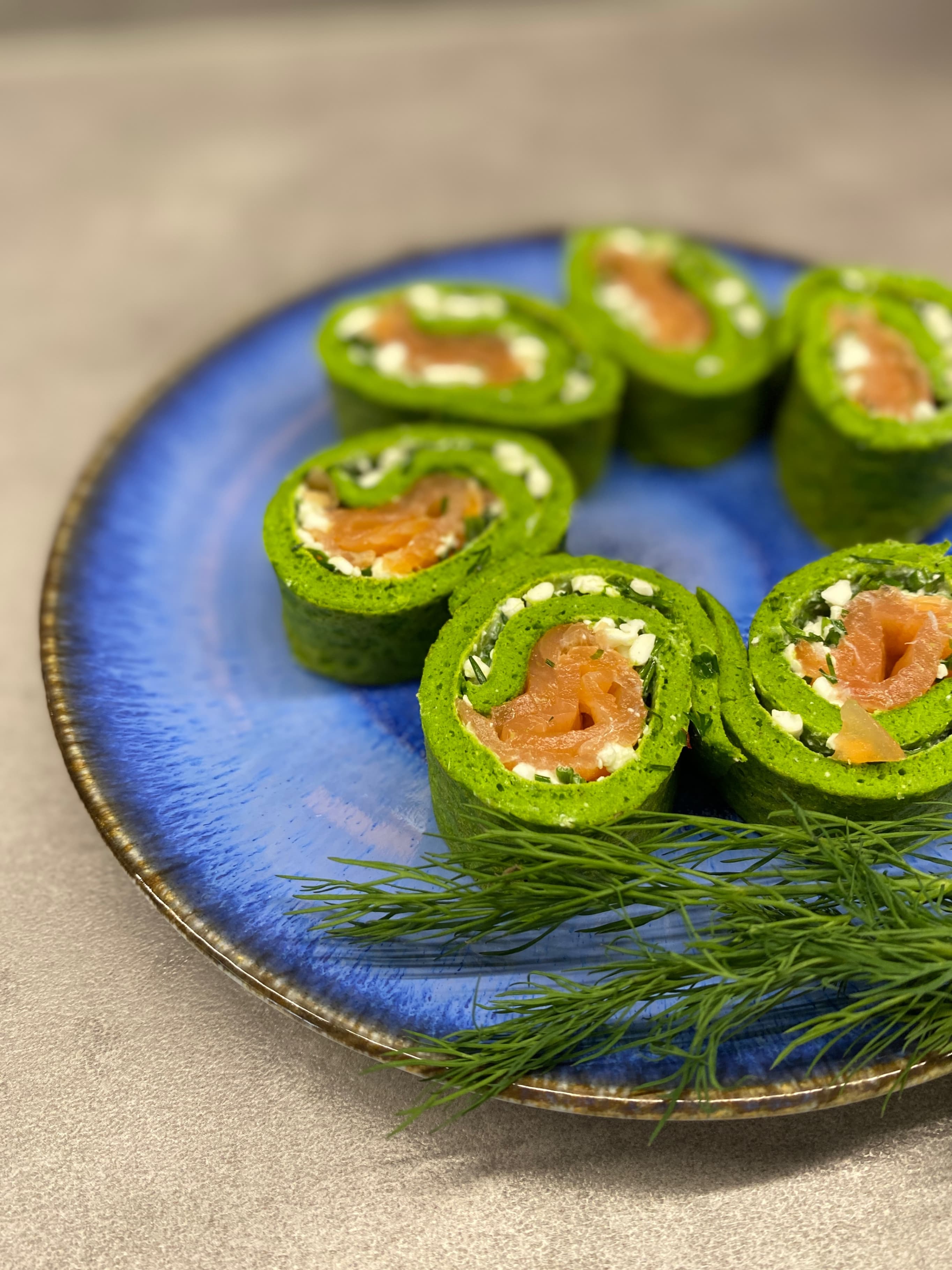Супер зелени палачинки с пушена сьомга и извара Recipe Image
