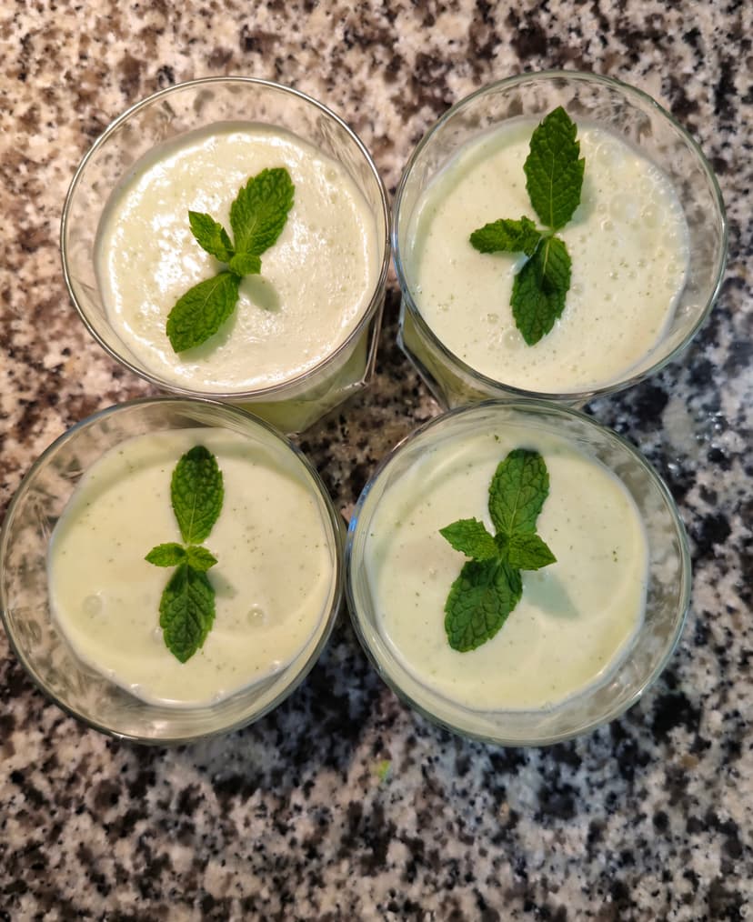 Erfrischender Ananas-Kokos-Minze Drink Rocely Rezept
