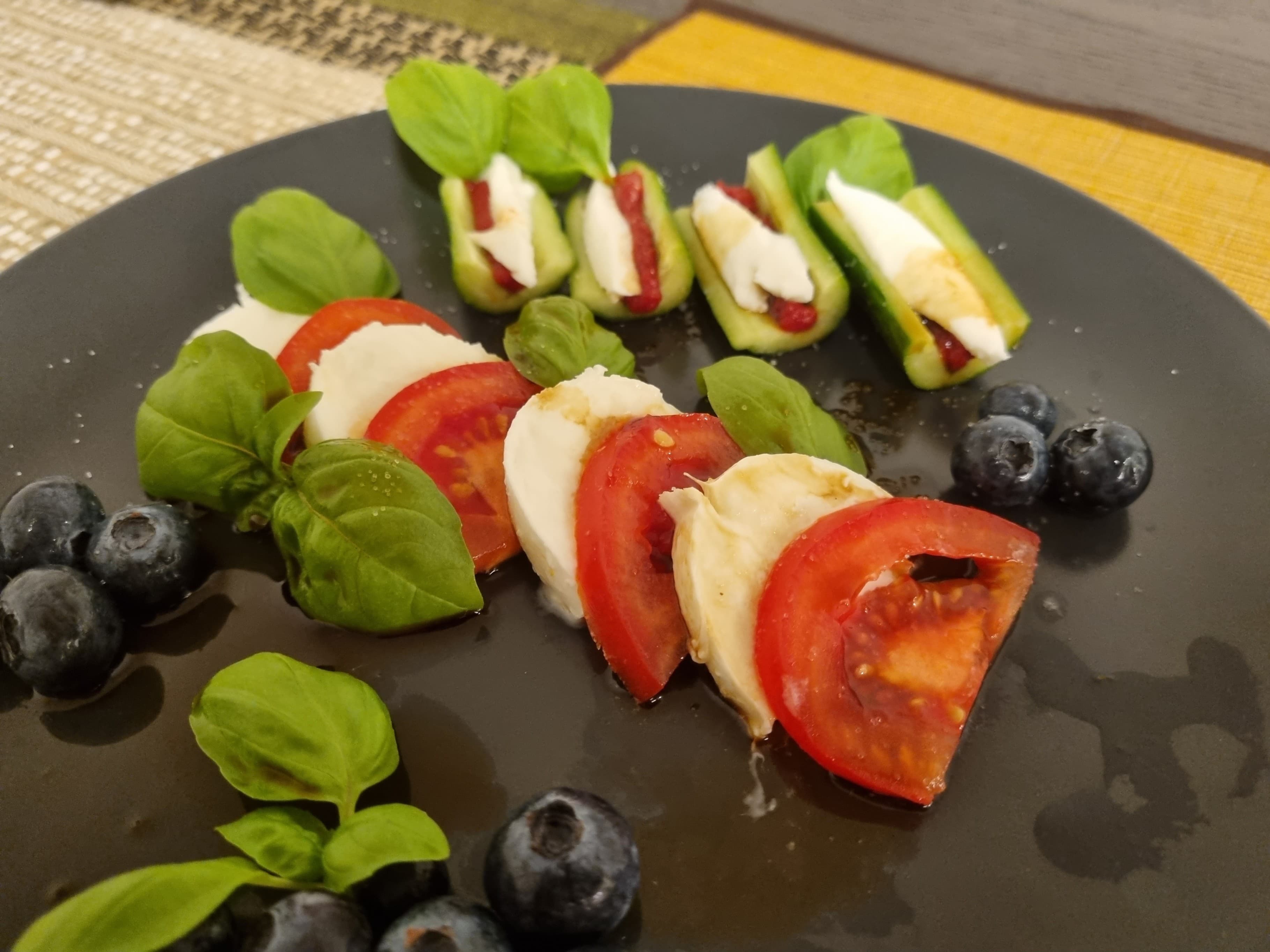 Mozzarella bawola z świeżymi pomidorkami koktajlowymi Recipe Image