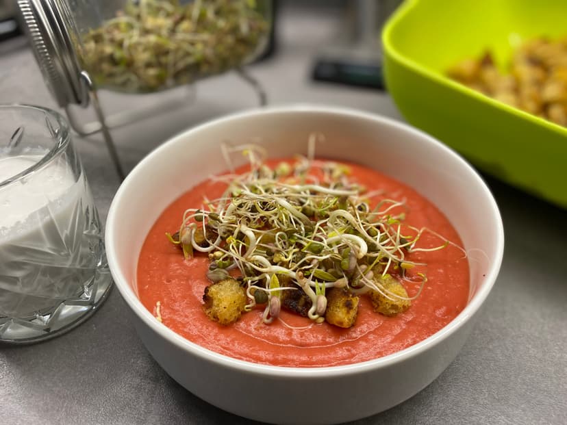 Receta de Rocely de Sopa Cremosa de Remolacha y Coco con Picatostes y Brotes