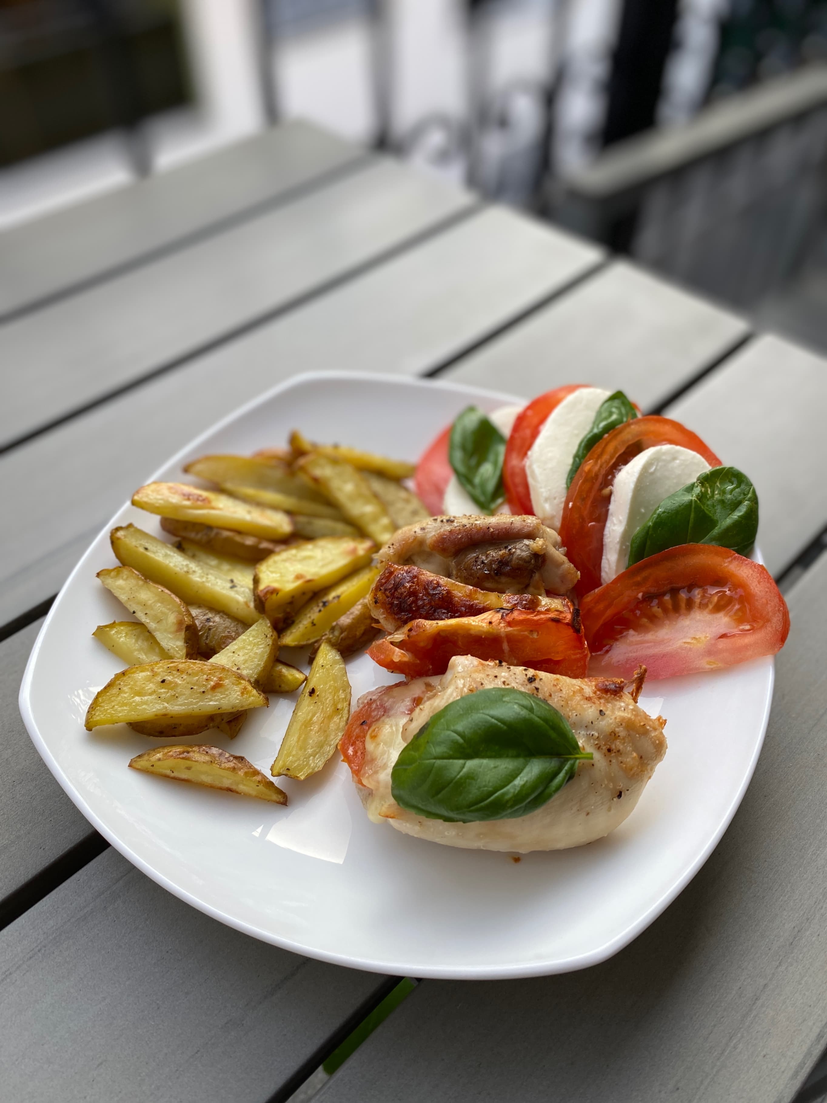 Kip Caprese Dijfilets met Knapperige Aardappelreepjes Recipe Image