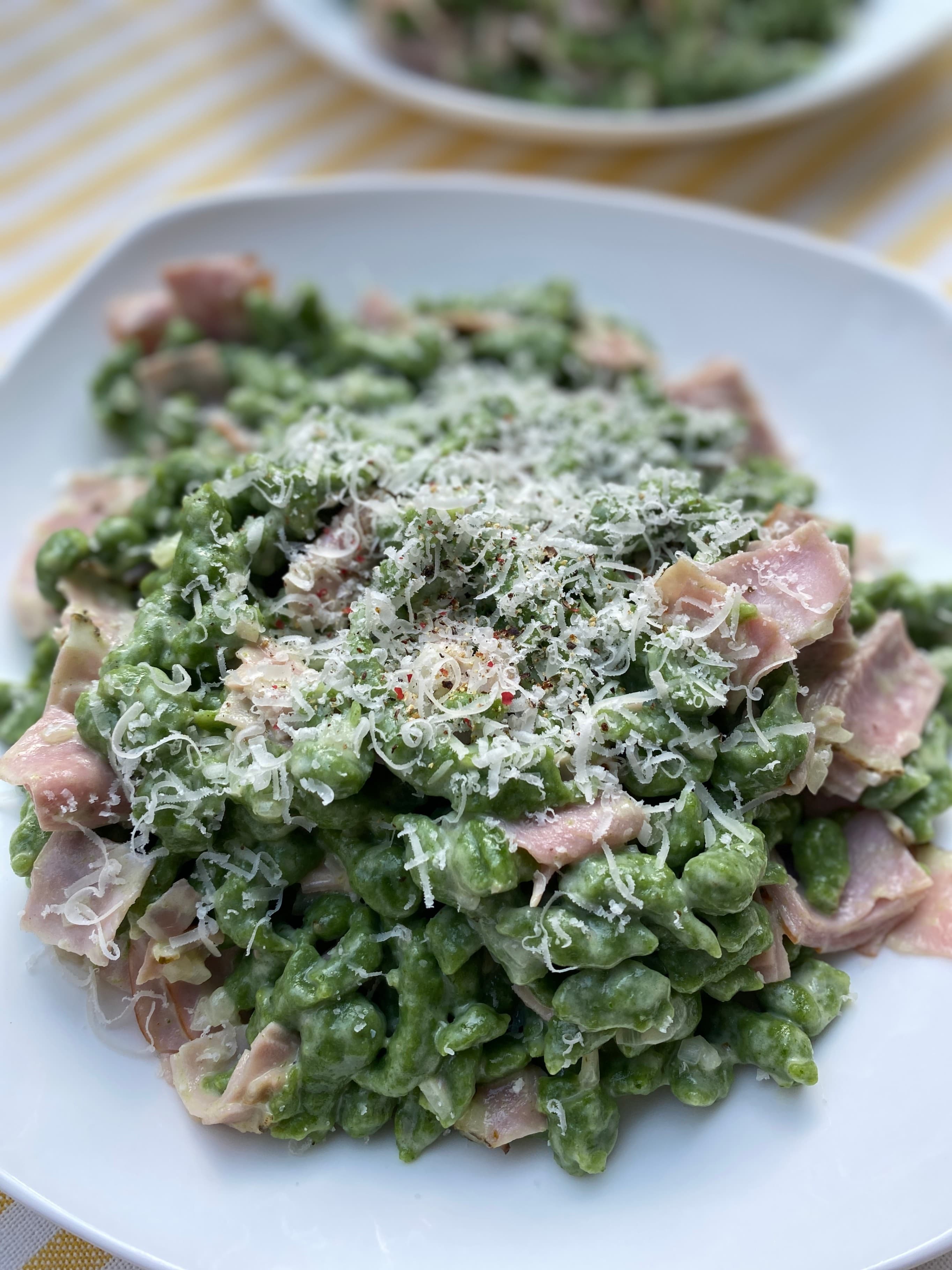 Proteinowe szpecle szpinakowe z szynką, śmietanką i parmezanem Recipe Image