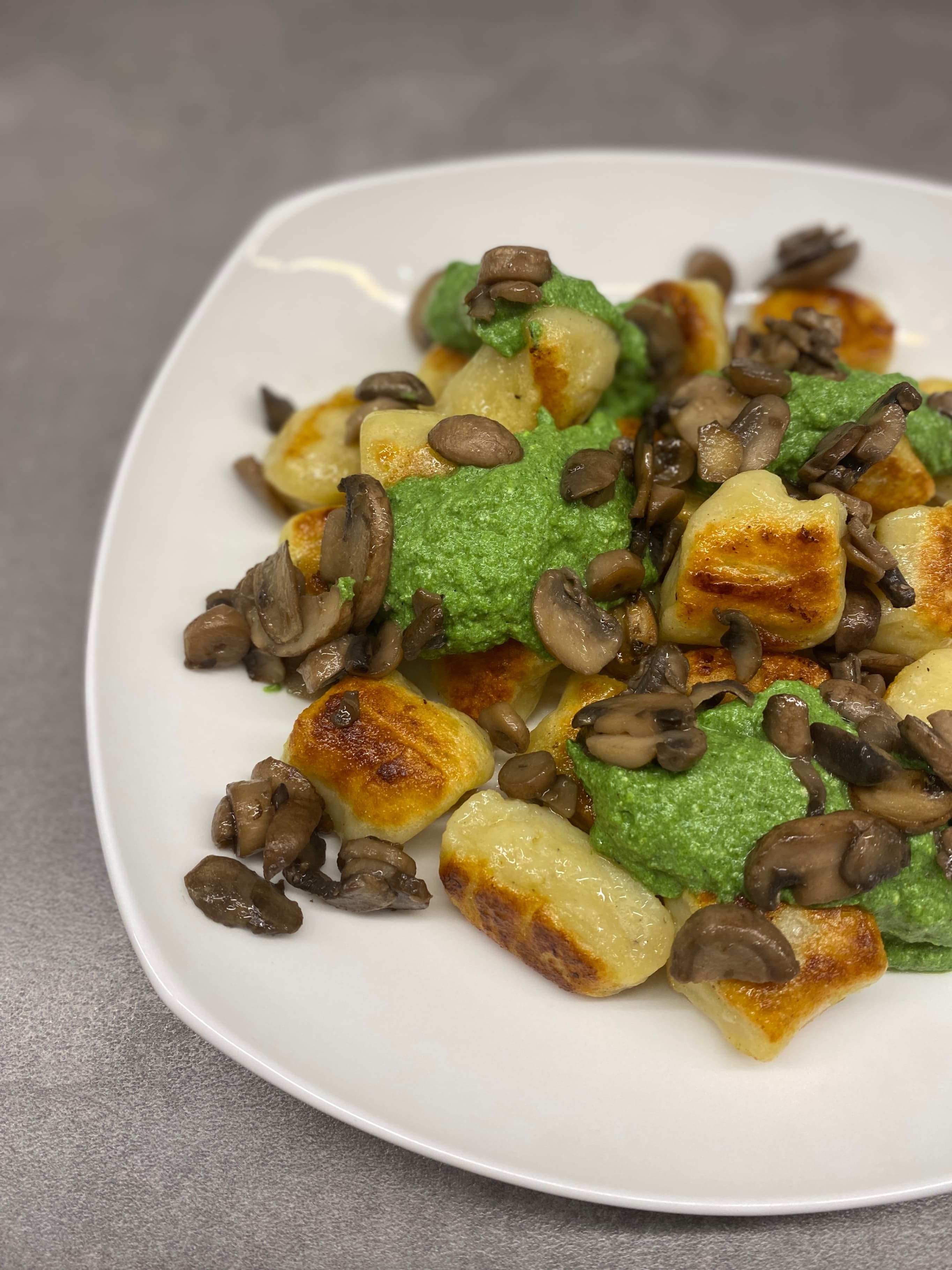 Gnocchi z sosem szpinakowo-ricotta i podsmażanymi pieczarkami Recipe Image