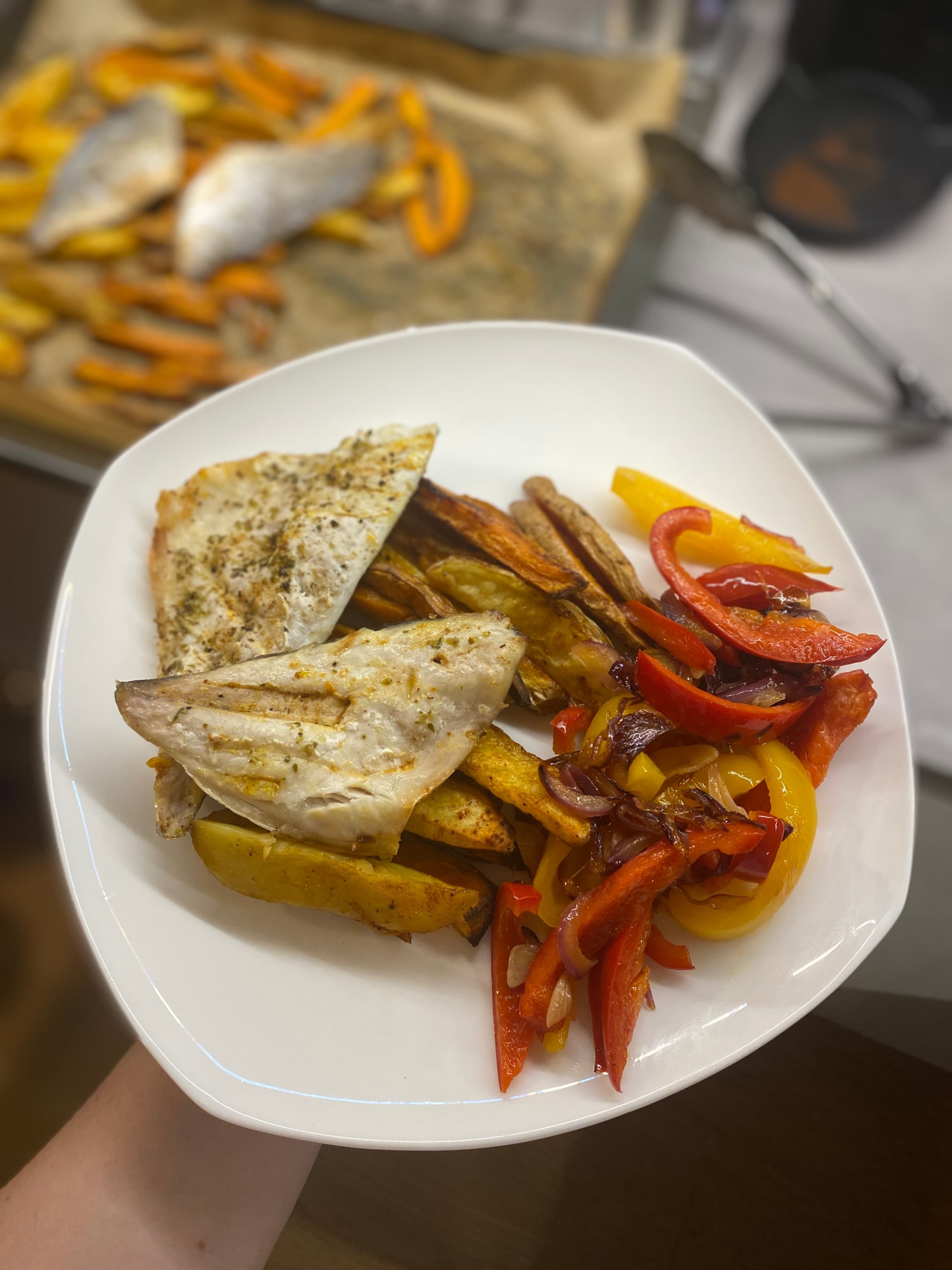 Dorada Mediterránea con Patatas Asadas y Verduras Salteadas Recipe Image
