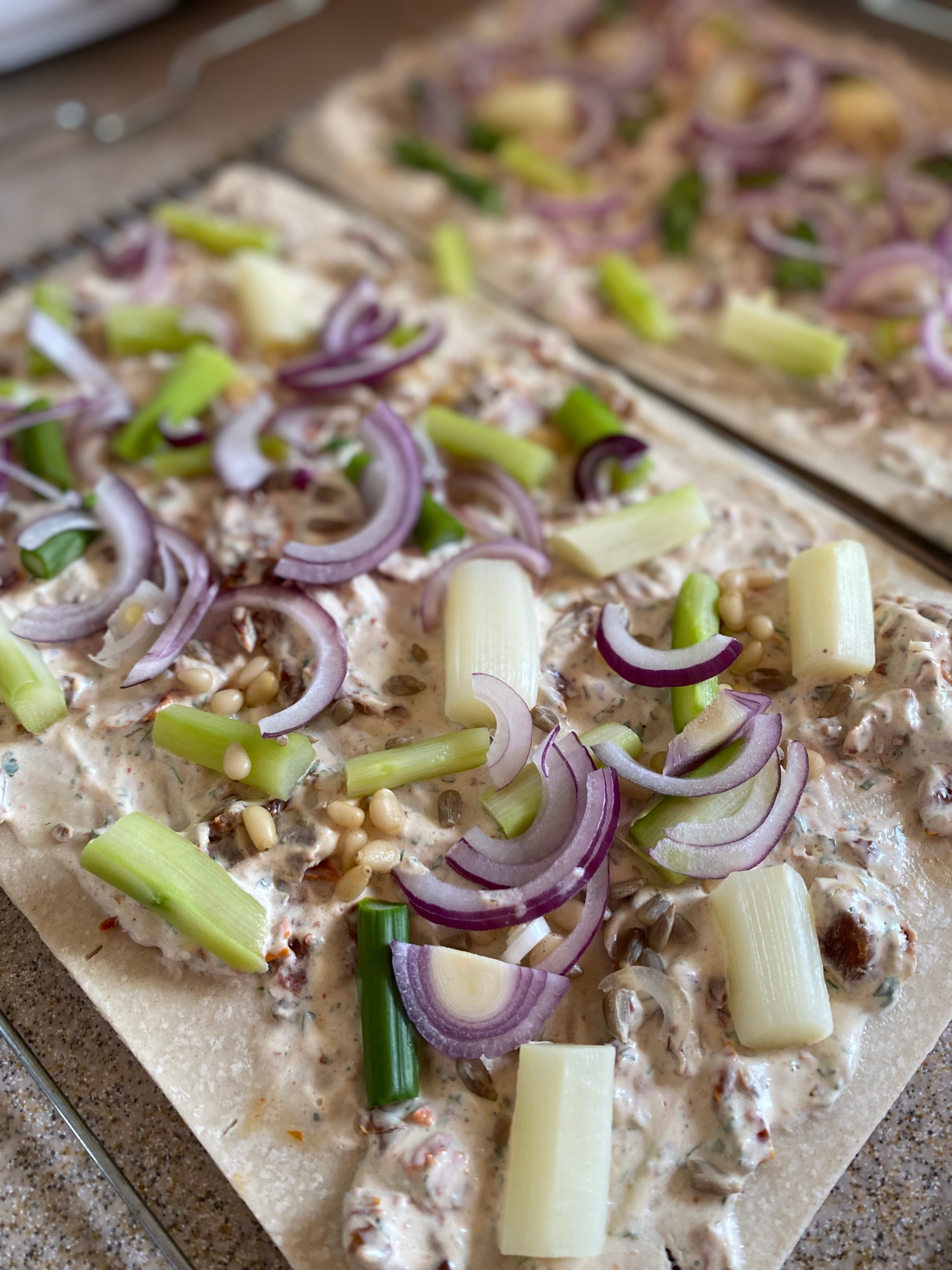 Flammkuchen mit Spargel Rezeptbild