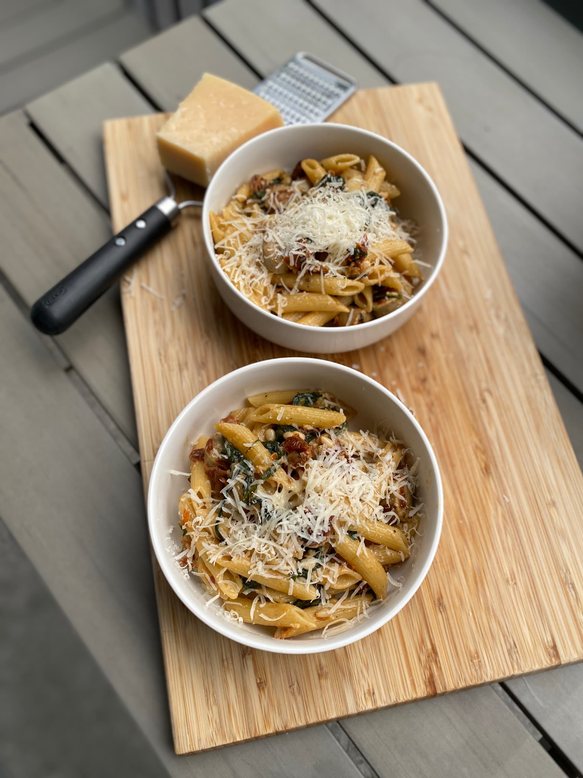 Imagen principal para Penne Sustancioso con Salchicha, Espinacas y Tomates Secos