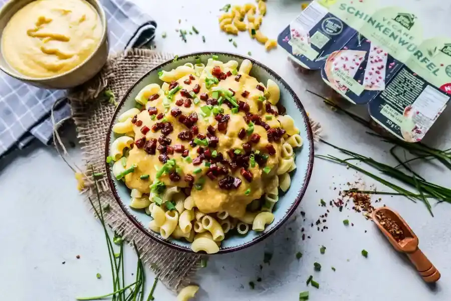 Bild für Vegane Mac and Cheese mit Herzhaften Vegan Schinkenwürfeln