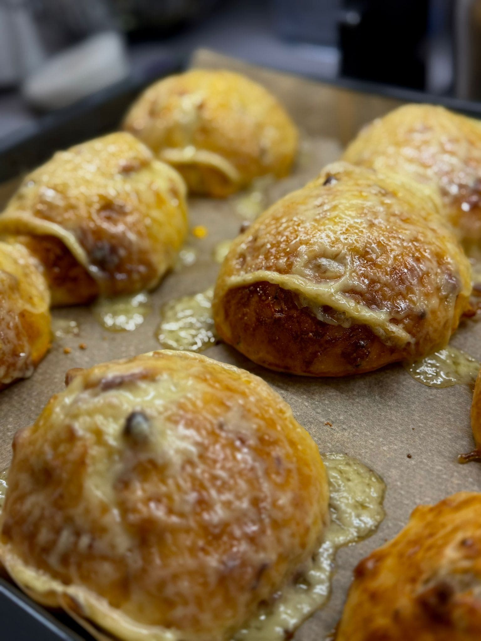 Speckbrötchen – 100% Hydratatie Melkdeeg met Spek & Raclette (48 u) Recipe Image