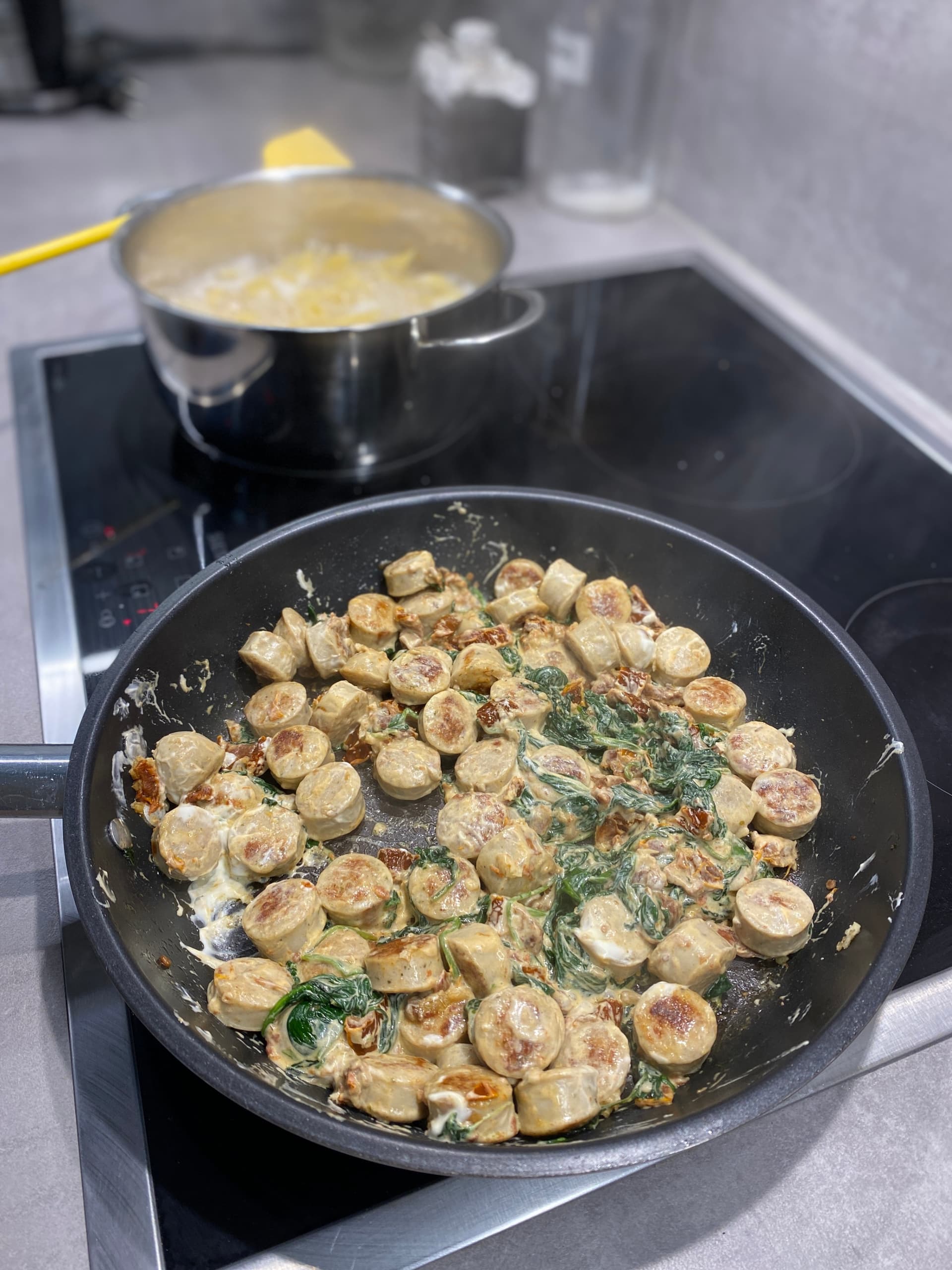 Imagen principal para Penne Sustancioso con Salchicha, Espinacas y Tomates Secos