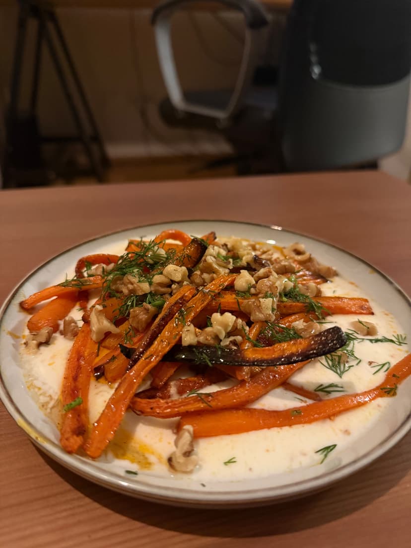Mediterrane verkohlte Karotten mit Zitronen-Feta-Creme Rocely Rezept