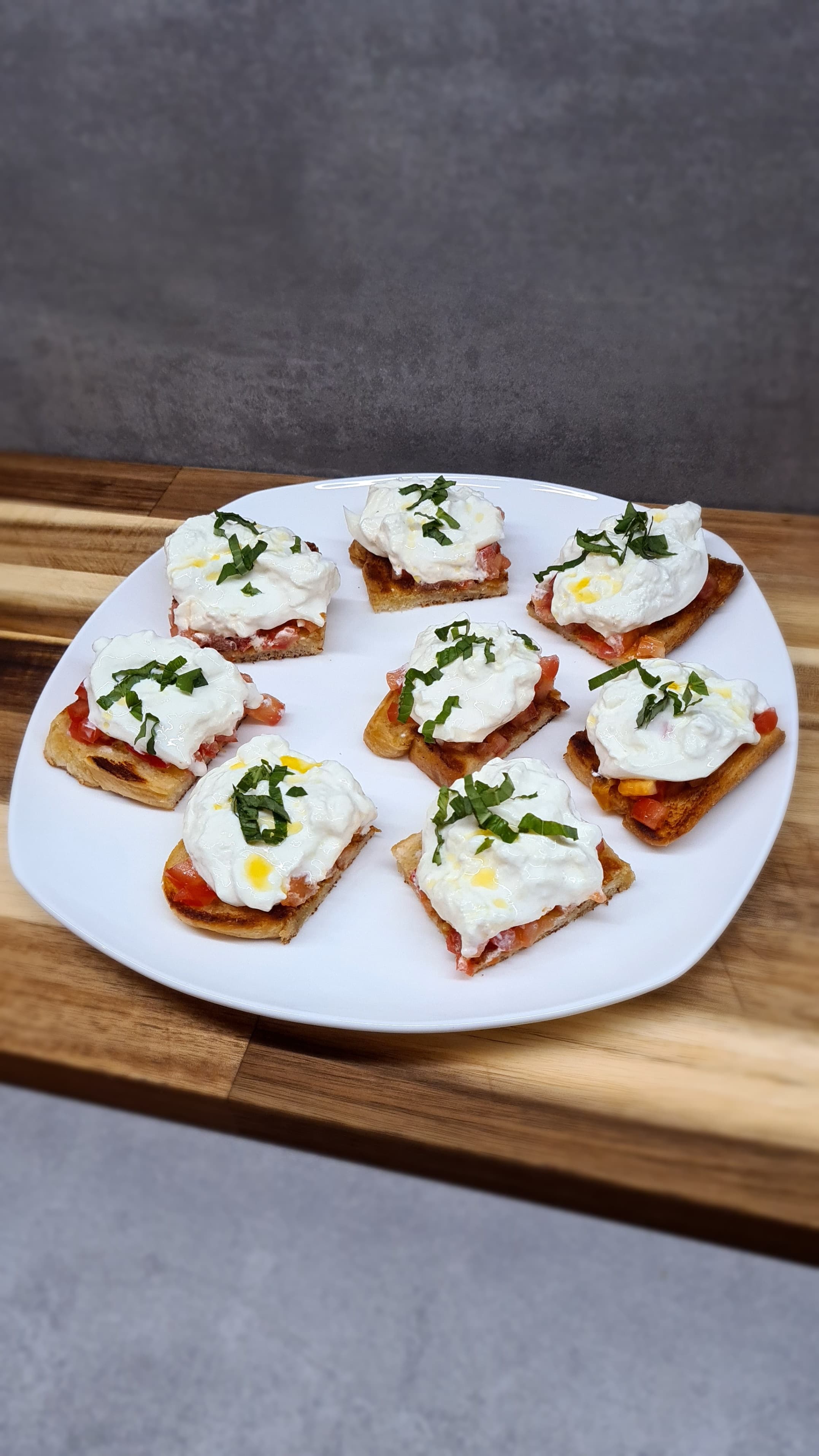 Burrata Tomaten Bruschetta: Der perfekte Knusper-Creme-Bissen Recipe Image