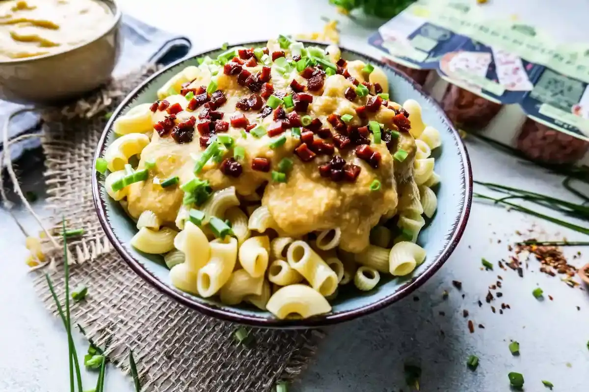 Bild für Vegane Mac and Cheese mit Herzhaften Vegan Schinkenwürfeln