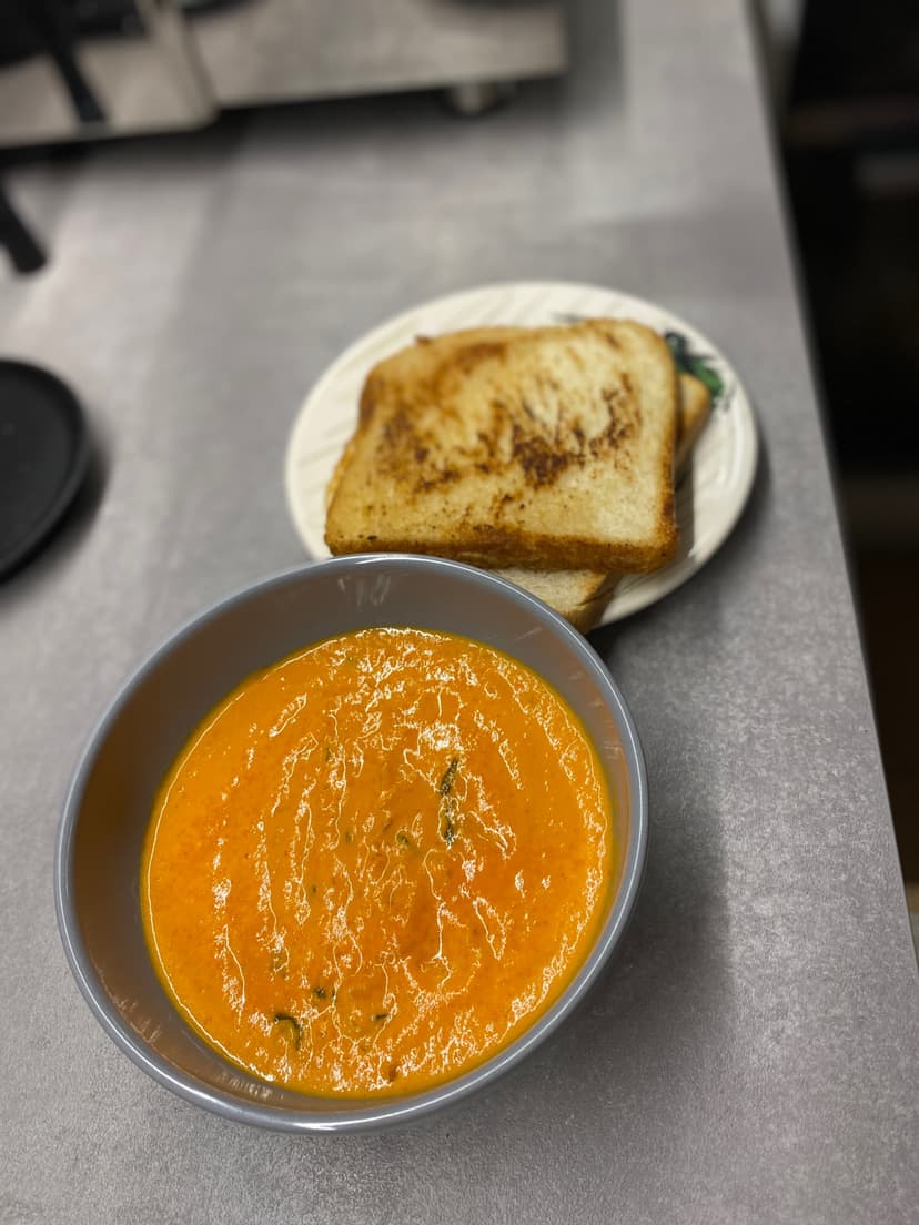 Geröstete Paprika-Tomaten-Suppe mit Basilikum Rocely Rezept