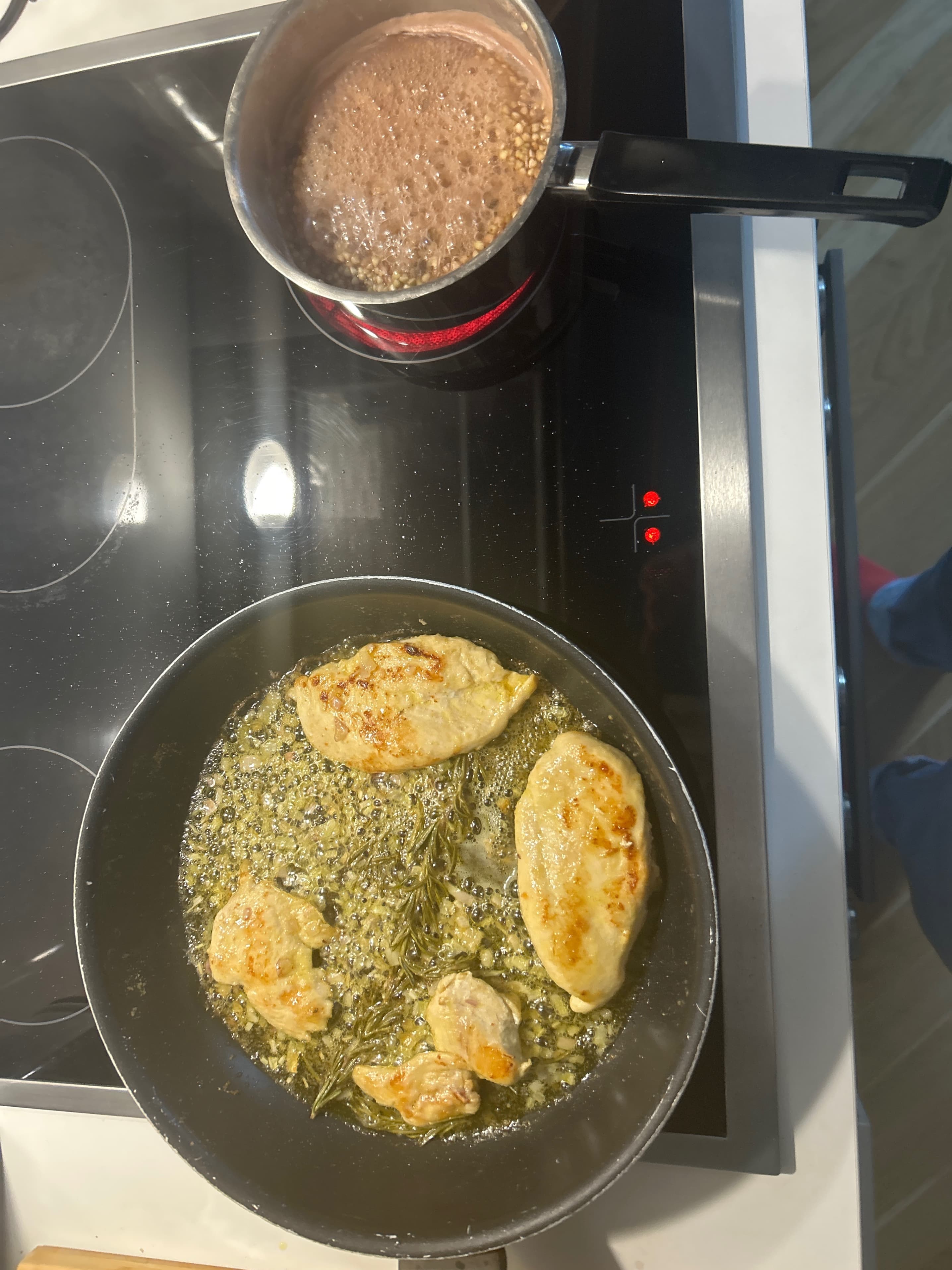 Poulet grillé à la poêle avec sauce crémeuse à l'ail et au vin Recipe Image