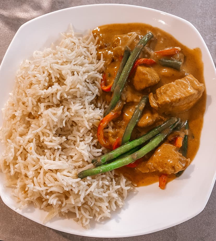Receta de Rocely de Bol de Arroz con Pollo al Curry y Coco