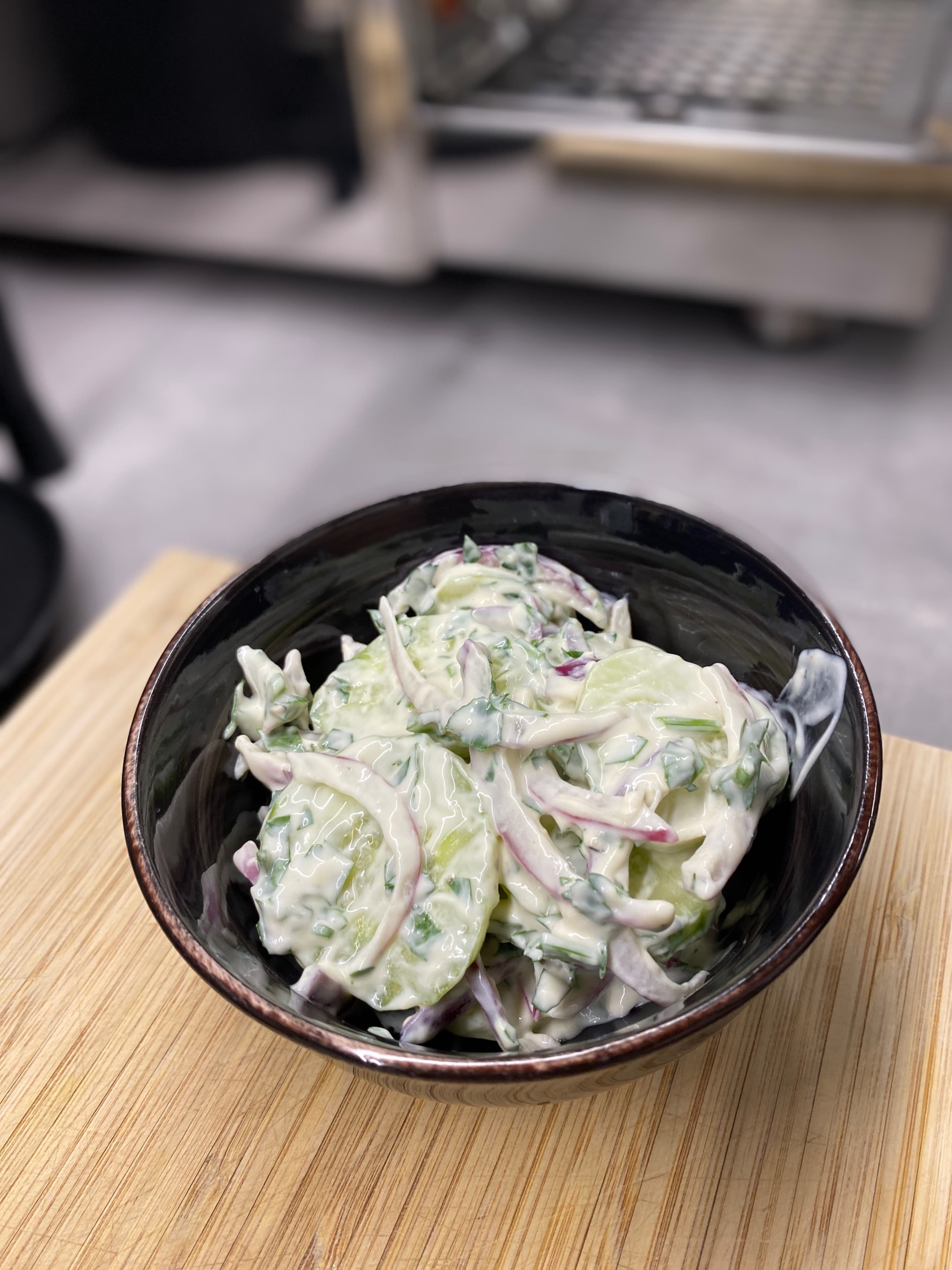 Frisse komkommersalade met skyr en kruiden