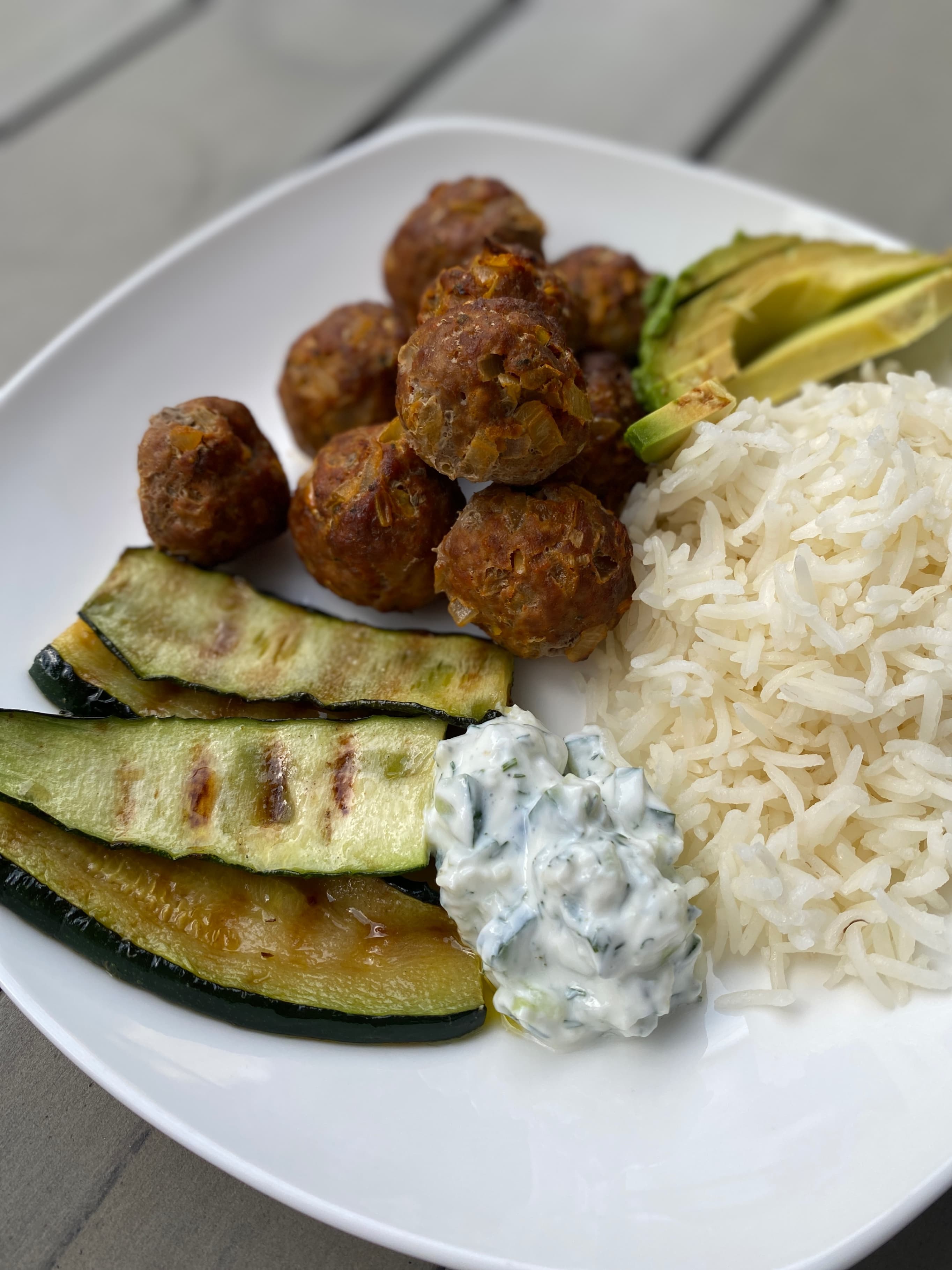 Boulettes de bœuf avec riz, courgettes frites et tzatziki Recipe Image