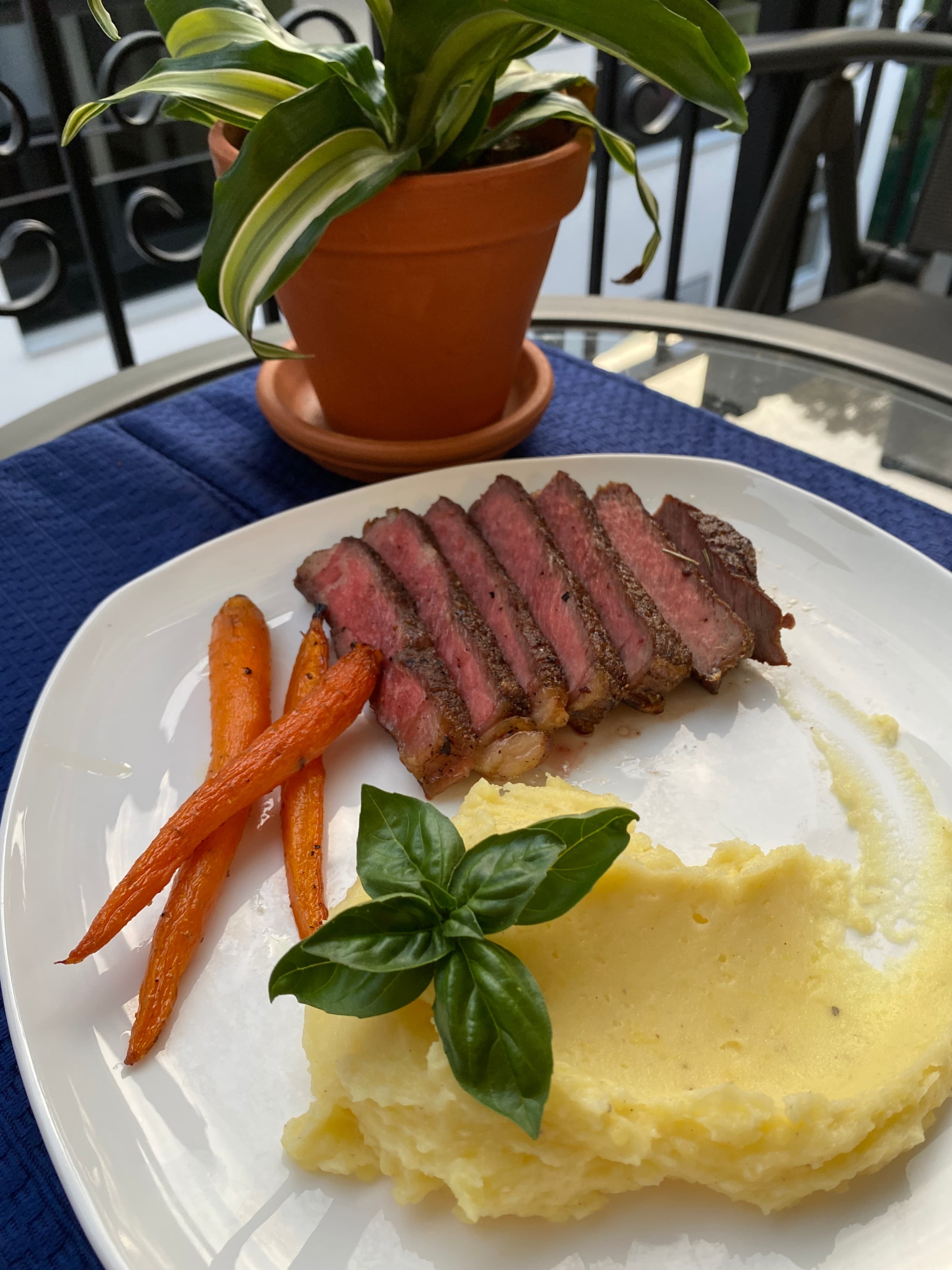 Steak avec purée de pommes de terre Recipe Image