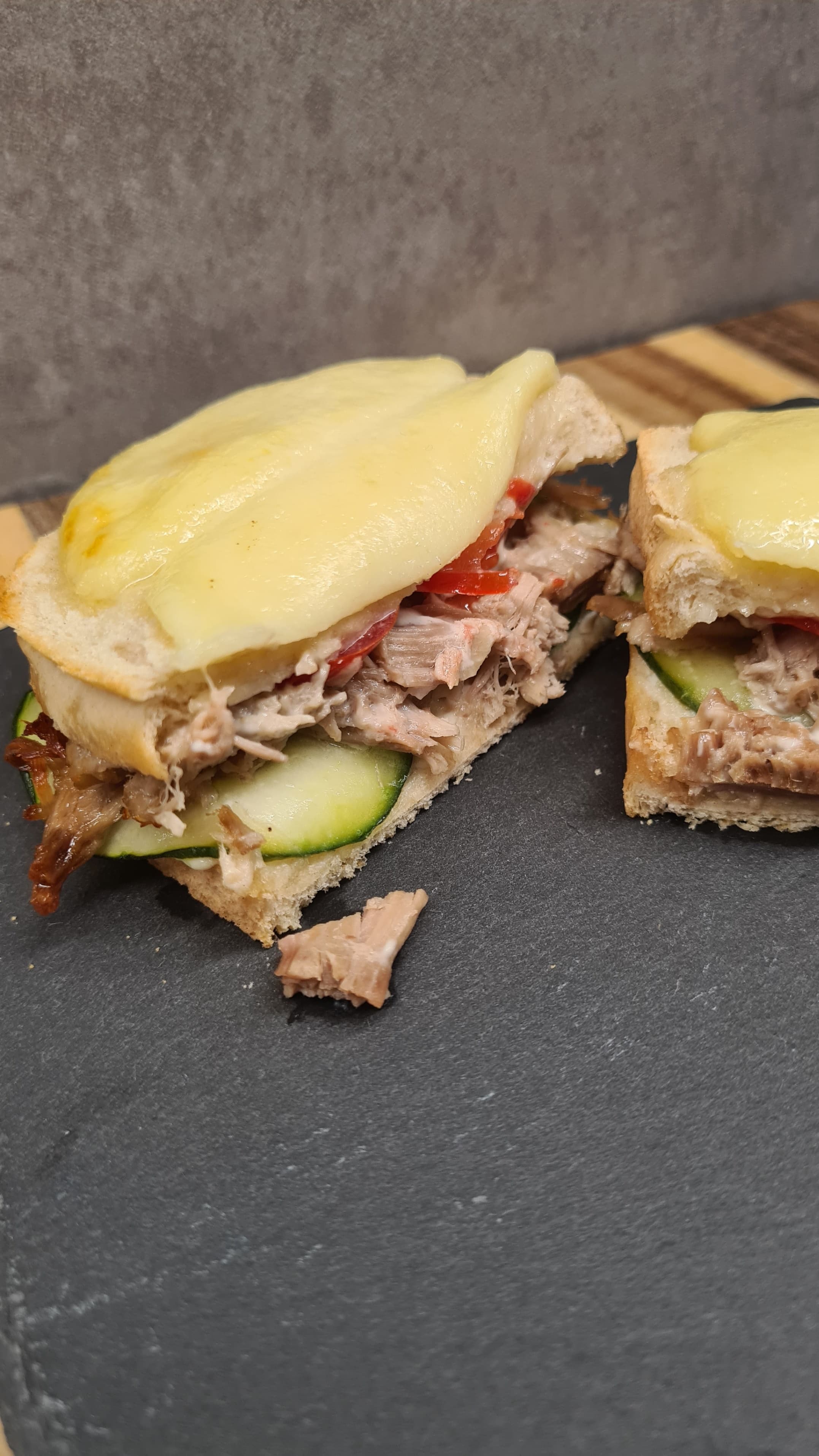 Sándwich de Mozzarella con Cerdo Desmenuzado Recipe Image