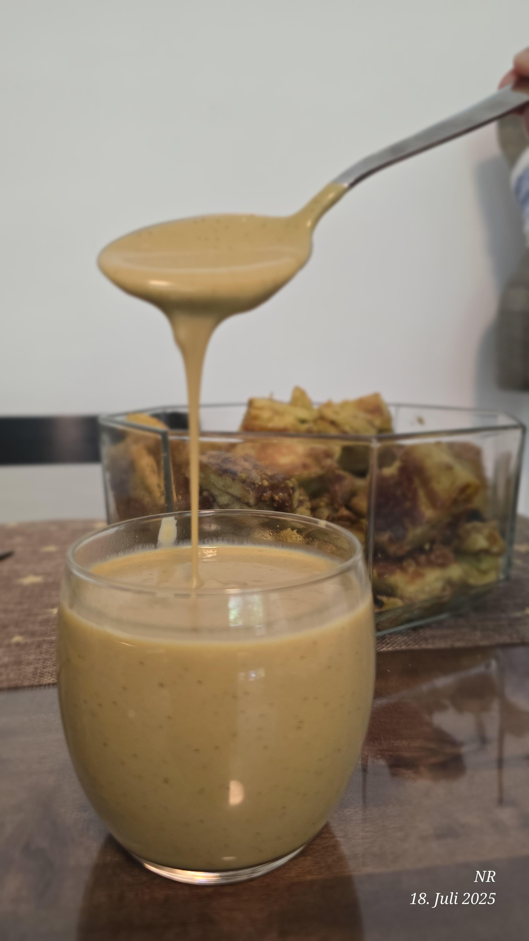 Salsa de pistacho cremosa e intensamente aromática a base de una salsa de vainilla casera Recipe Image