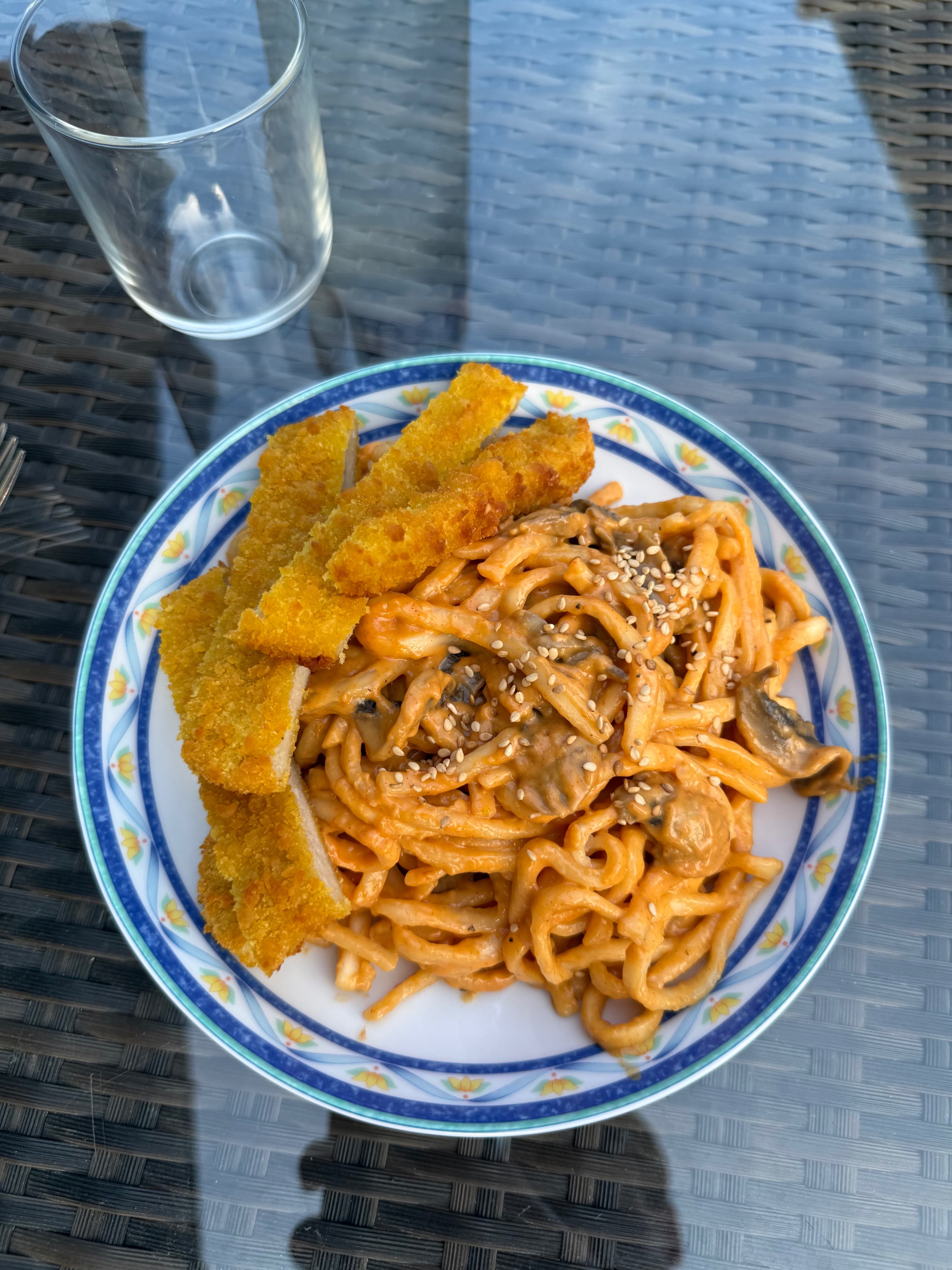Udon cremosos con gochujang, emmental y pollo empanado Recipe Image