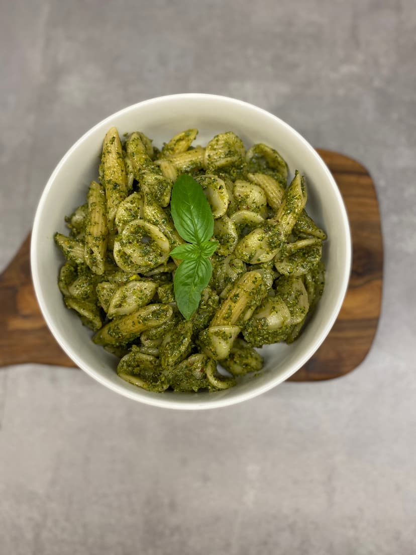 Mangold- und Rote-Bete-Blatt-Pesto-Pasta Rocely Rezept