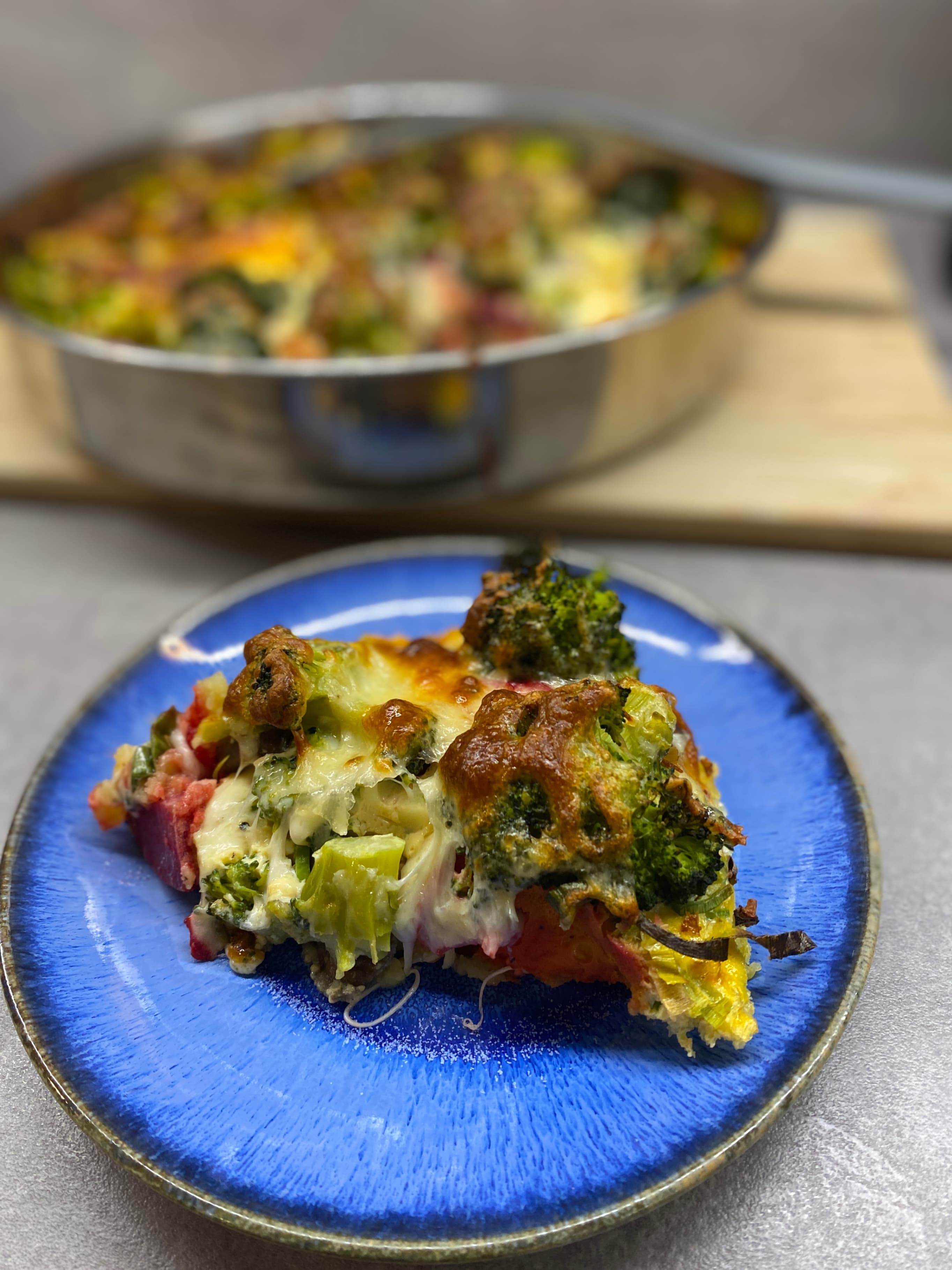 Gratin rustique d'œufs, pommes de terre et légumes (Tarte salée aux pommes de terre) Recipe Image