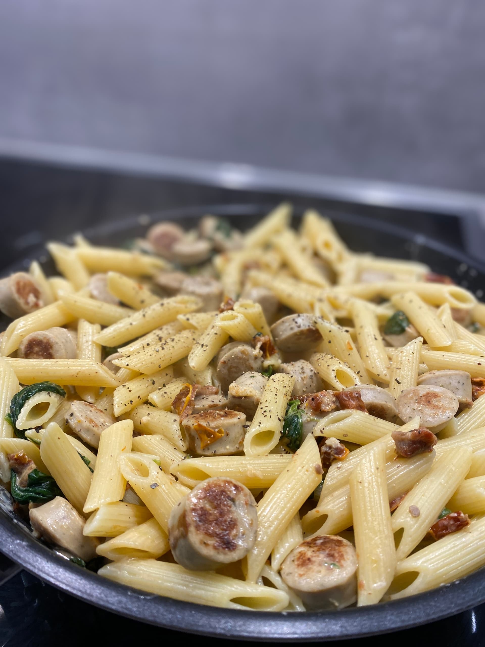 Imagen principal para Penne Sustancioso con Salchicha, Espinacas y Tomates Secos