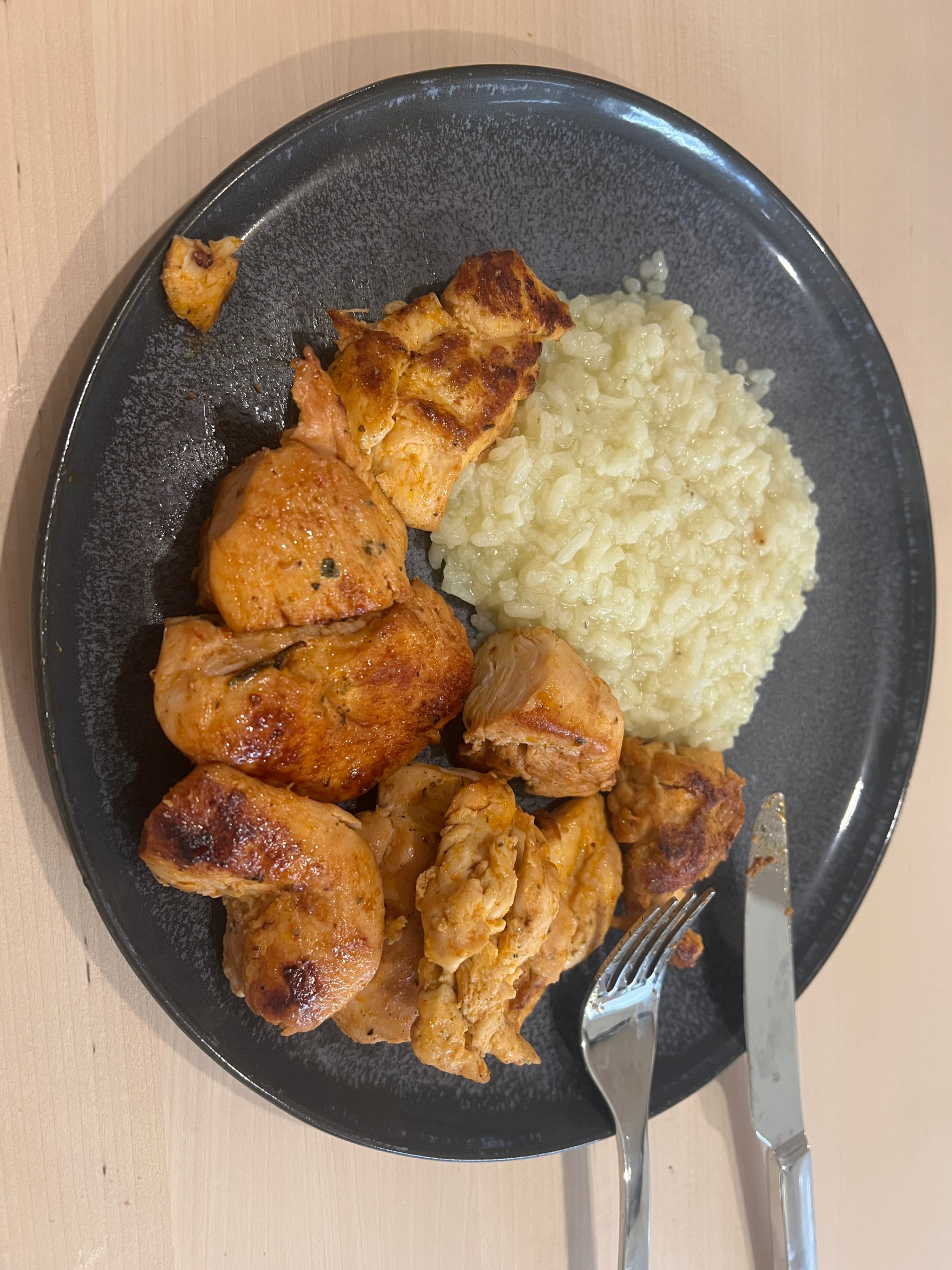 Poitrine de poulet sous vide parfaitement braisée avec une béarnaise classique et un riz savoureux au bouillon de poulet Recipe Image