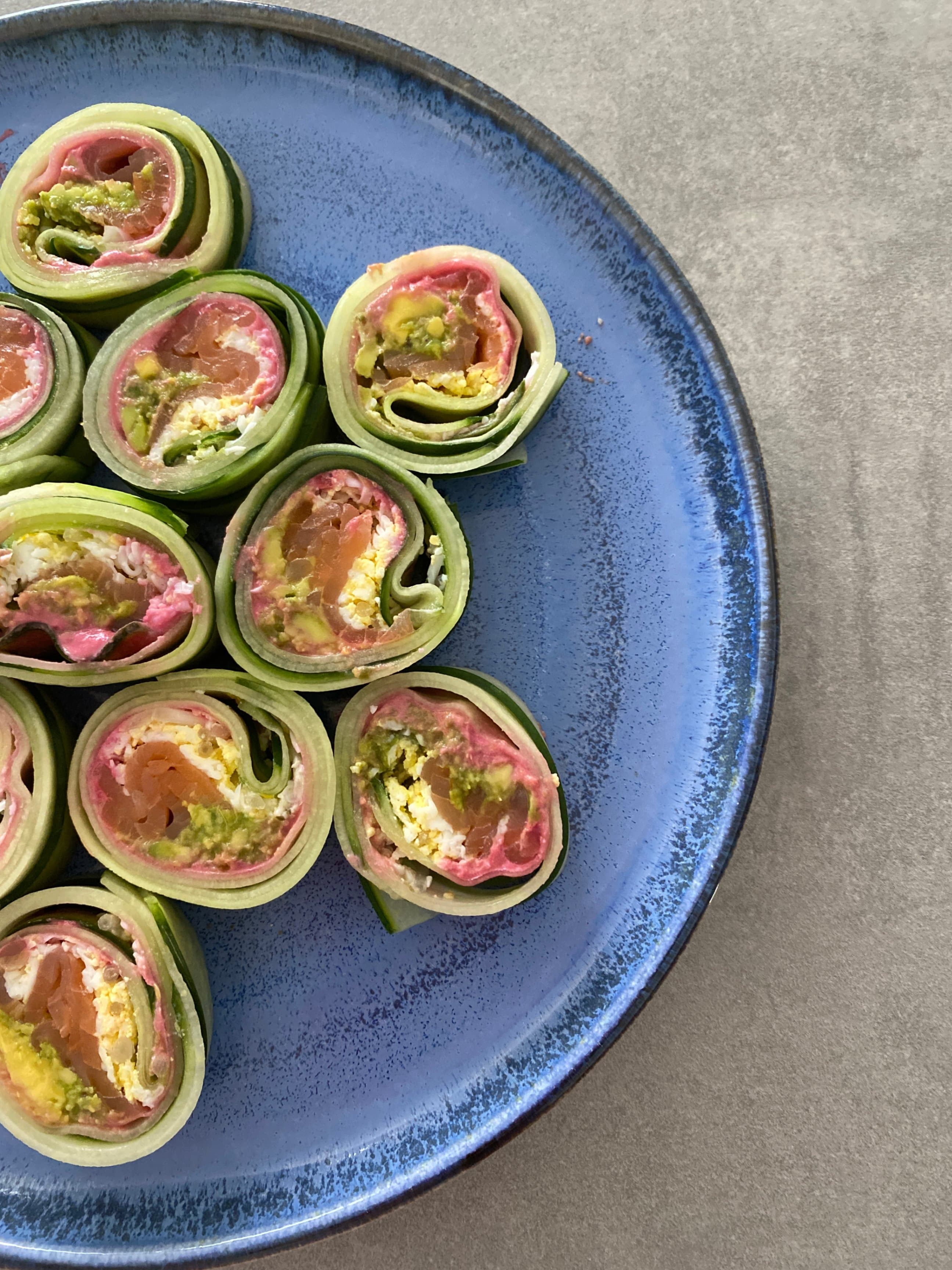 Gurken-Sushi-Rollen mit Rote-Bete-Hummus Recipe Image