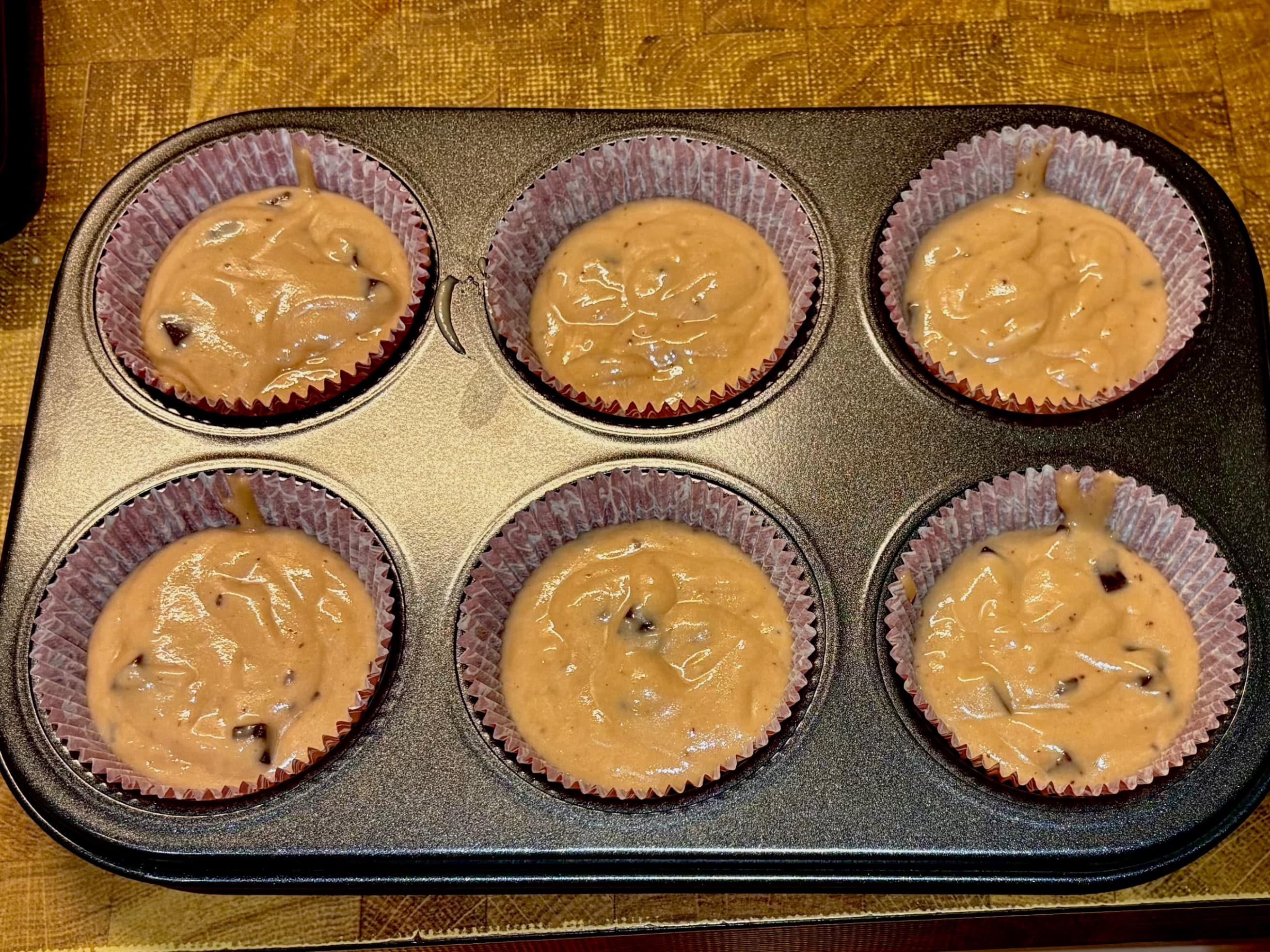 Muffins au chocolat avec glaçage au citron et décor de vermicelles de sucre Recipe Image