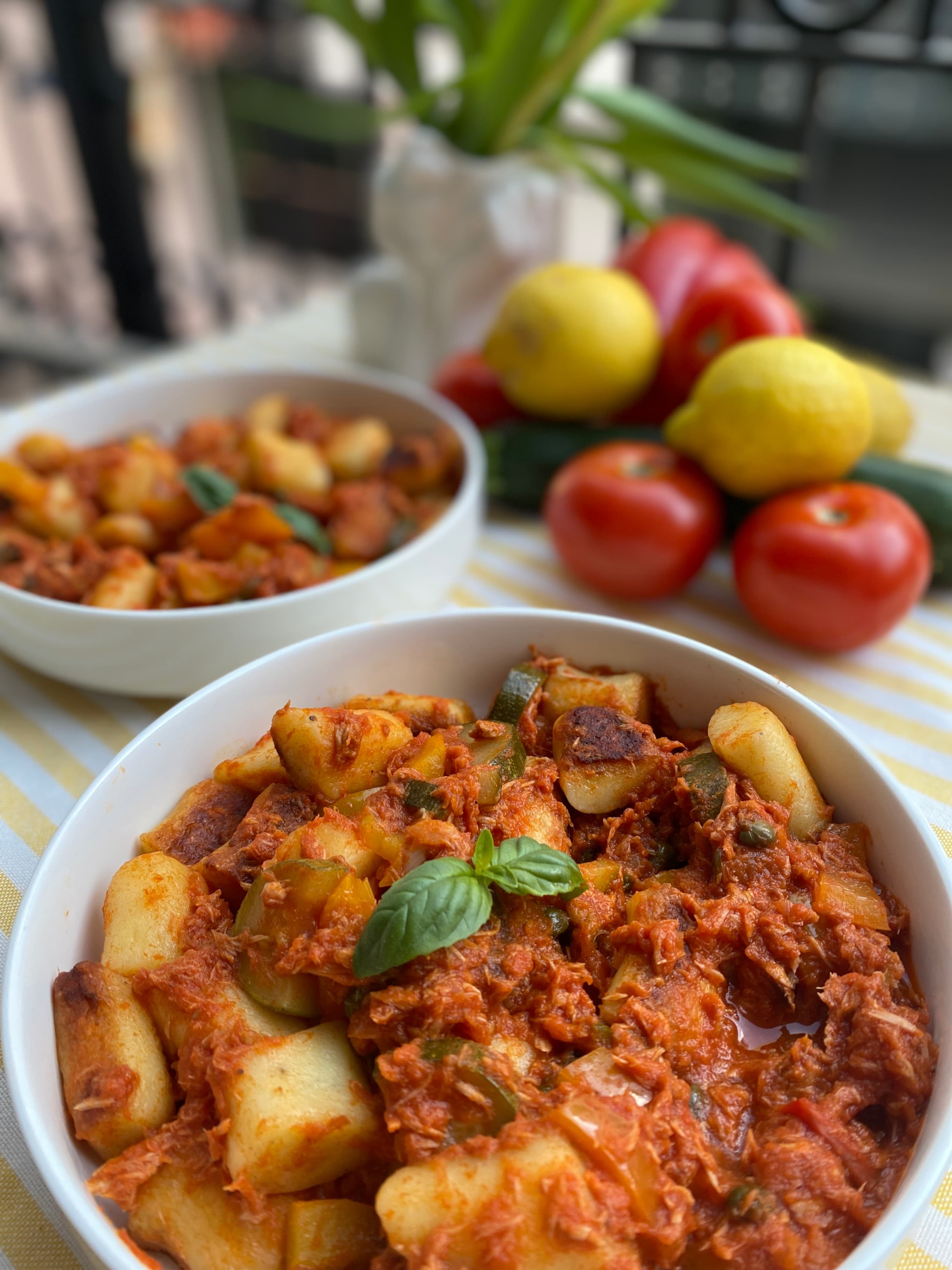 Ñoquis Crujientes con Atún y Salsa de Tomate y Verduras Recipe Image