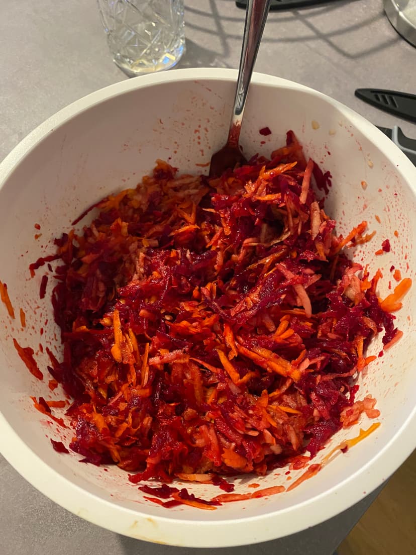 Rote-Bete-, Apfel- und Karottensalat mit Honig-Apfelessig-Vinaigrette Rocely Rezept