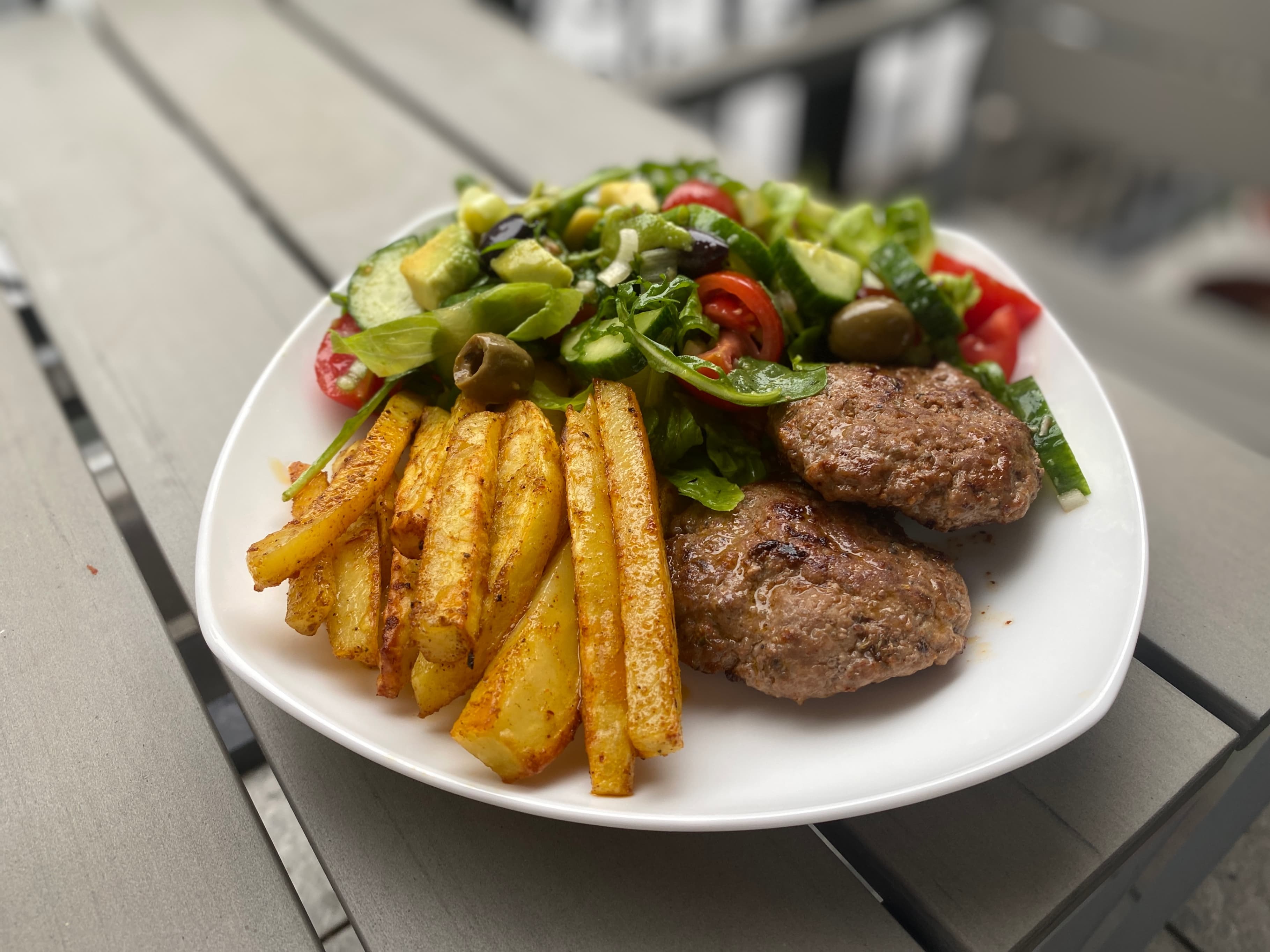 Klopsiki Wołowe z Ziemniakami z Czosnkiem i Ziołami oraz Sałatką Ogrodową Recipe Image
