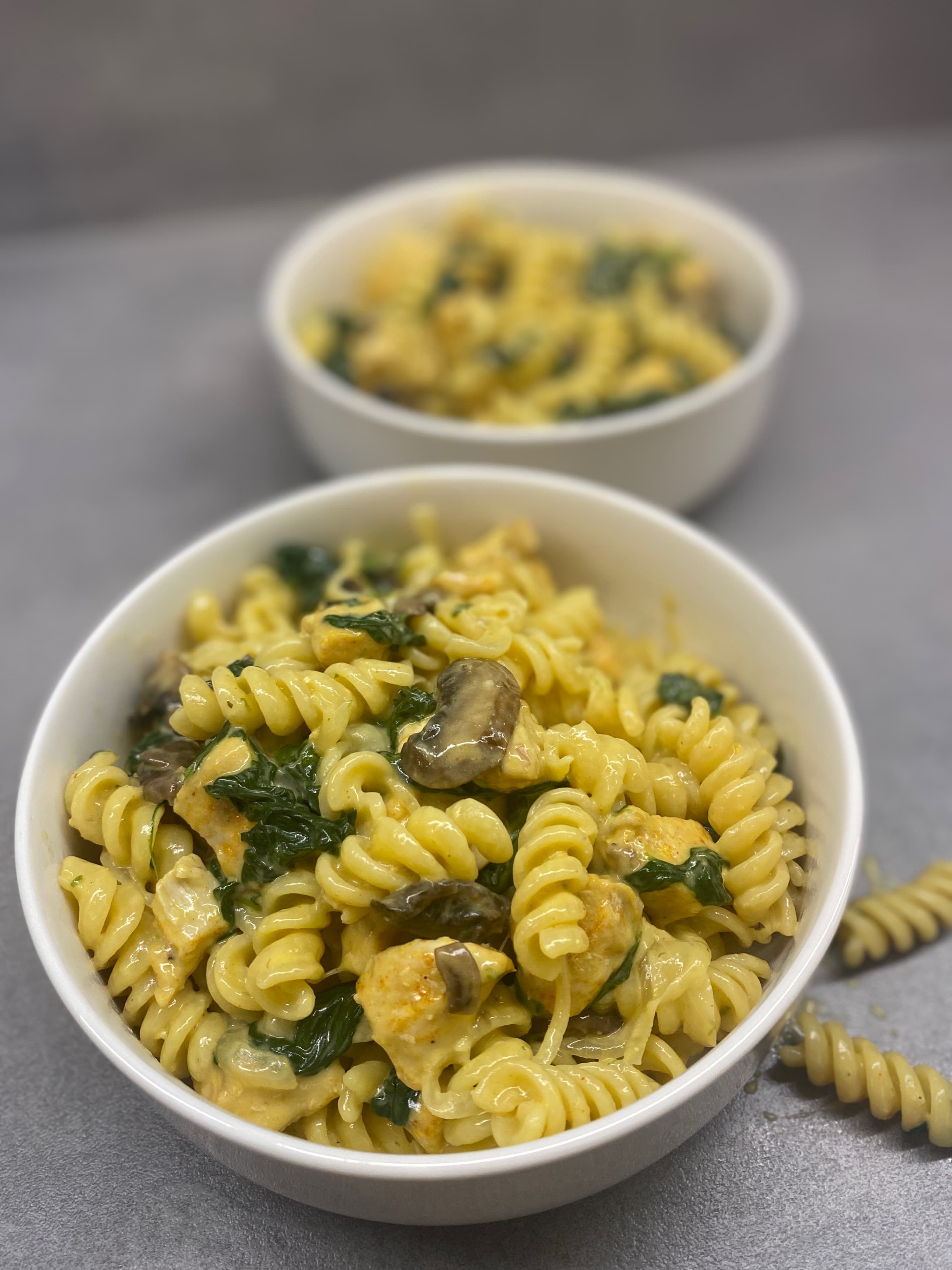 Hähnchen-Fusilli mit Sahne, Champignons und Spinat